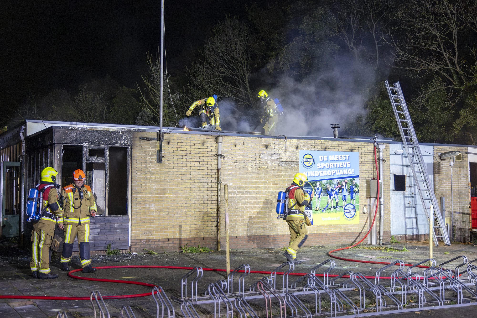 Veel schade bij brand in clubhuis aan de Wagenweg in Haarlem - 112 Nederland