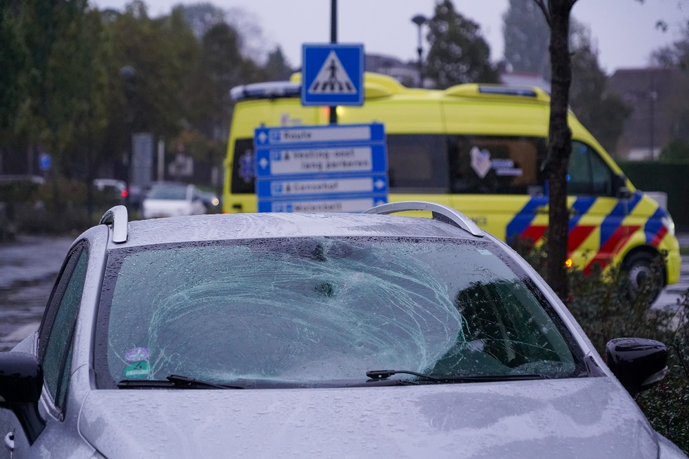 Voetganger geschept door auto tijdens oversteken
