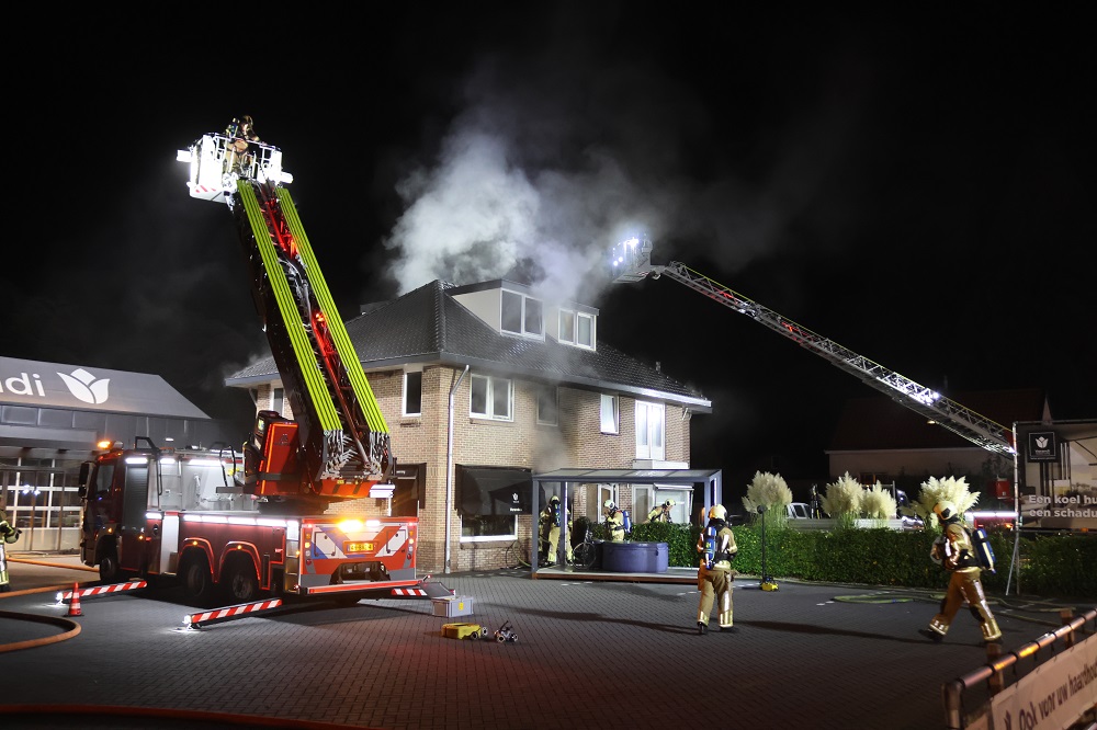 Grote brand verwoest woning, politie doet onderzoek