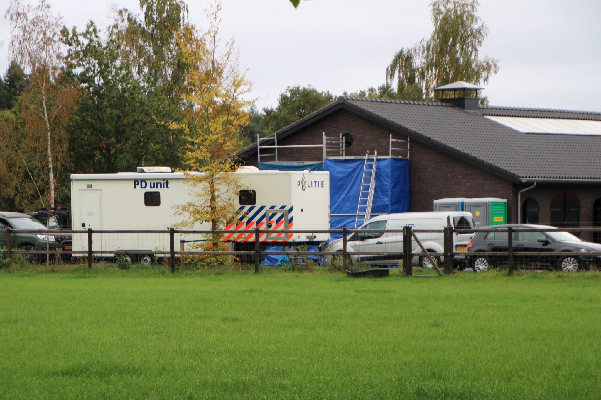 Groot politieonderzoek bij boerderij in buitengebied