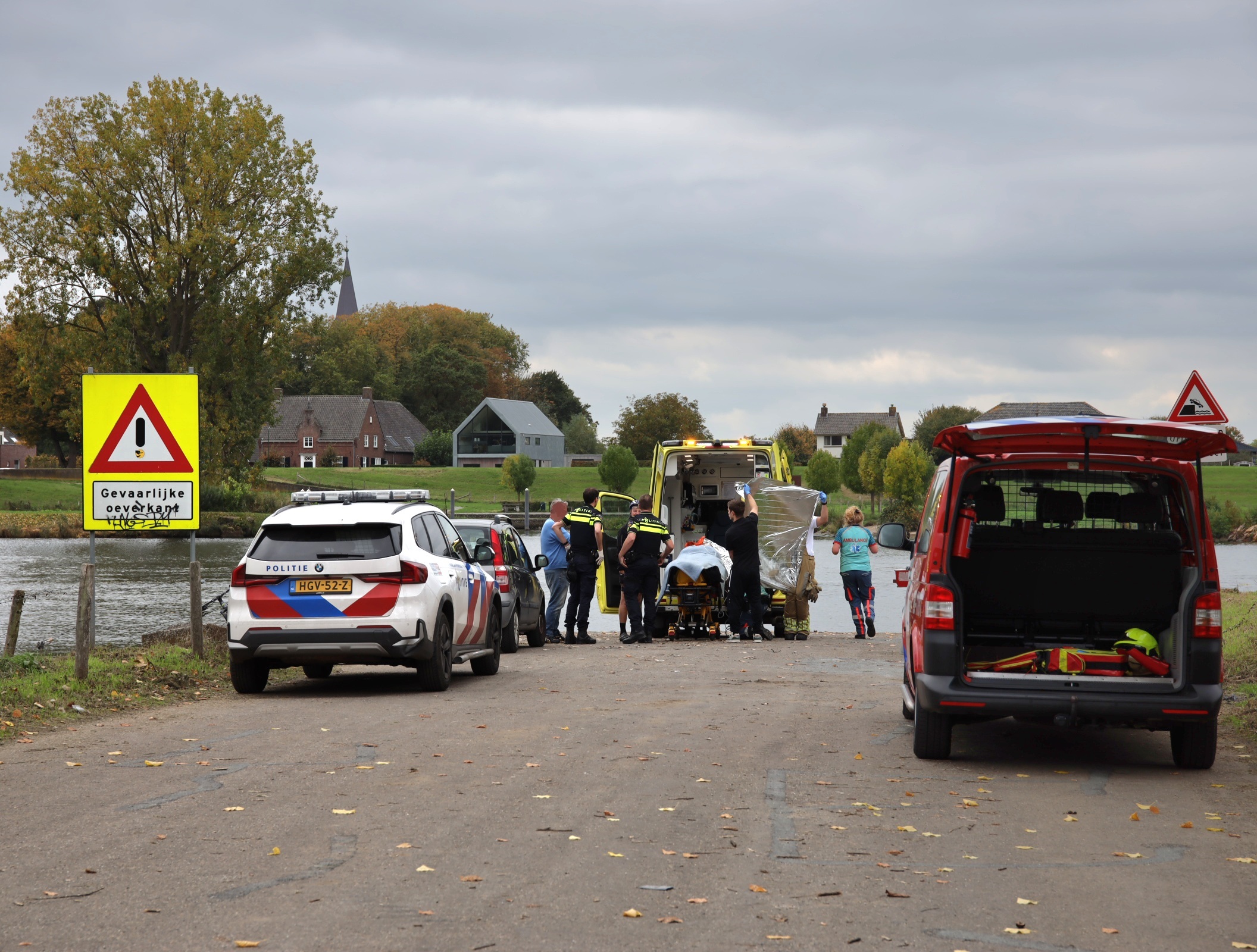 Vrouw valt in water tijdens vissen en raakt zwaargewond