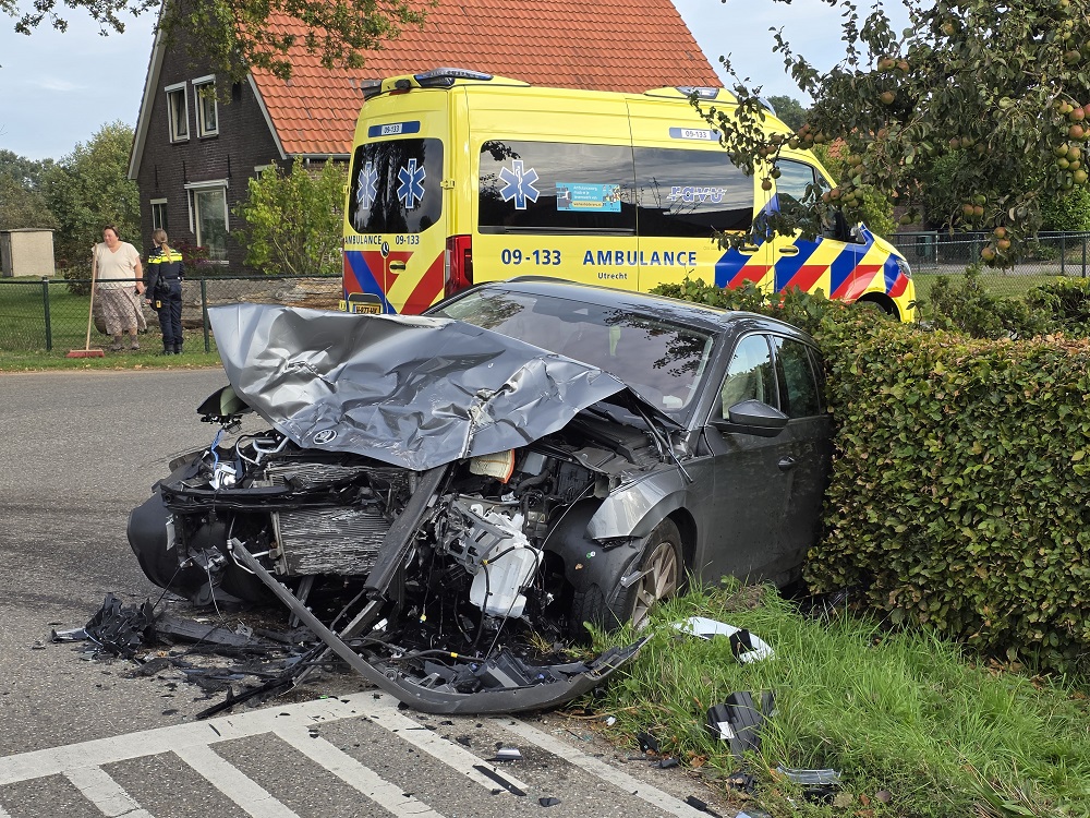 Ravage op kruising na ongeval, auto belandt in voortuin