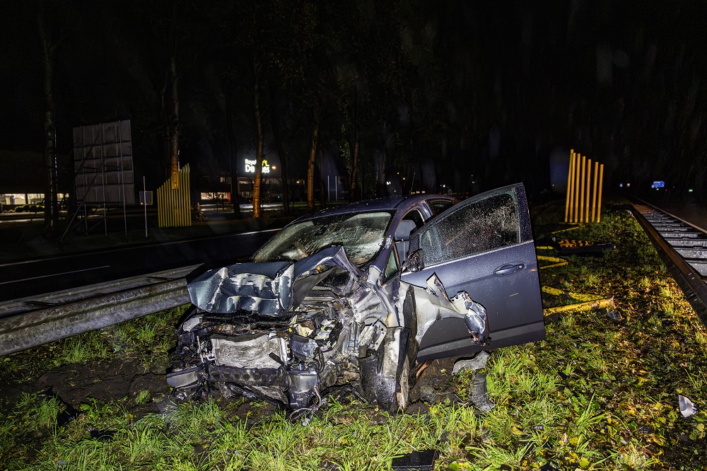 Spookrijder crasht op snelweg en raakt gewond
