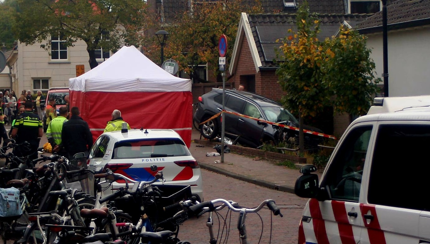 Auto belandt in voortuin, bestuurder overleden