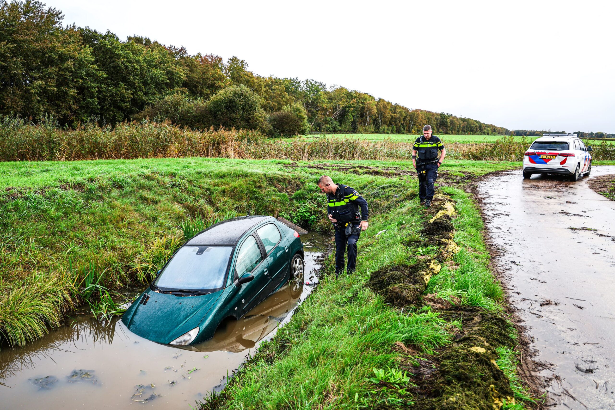 Man die hond uitlaat treft auto in sloot aan