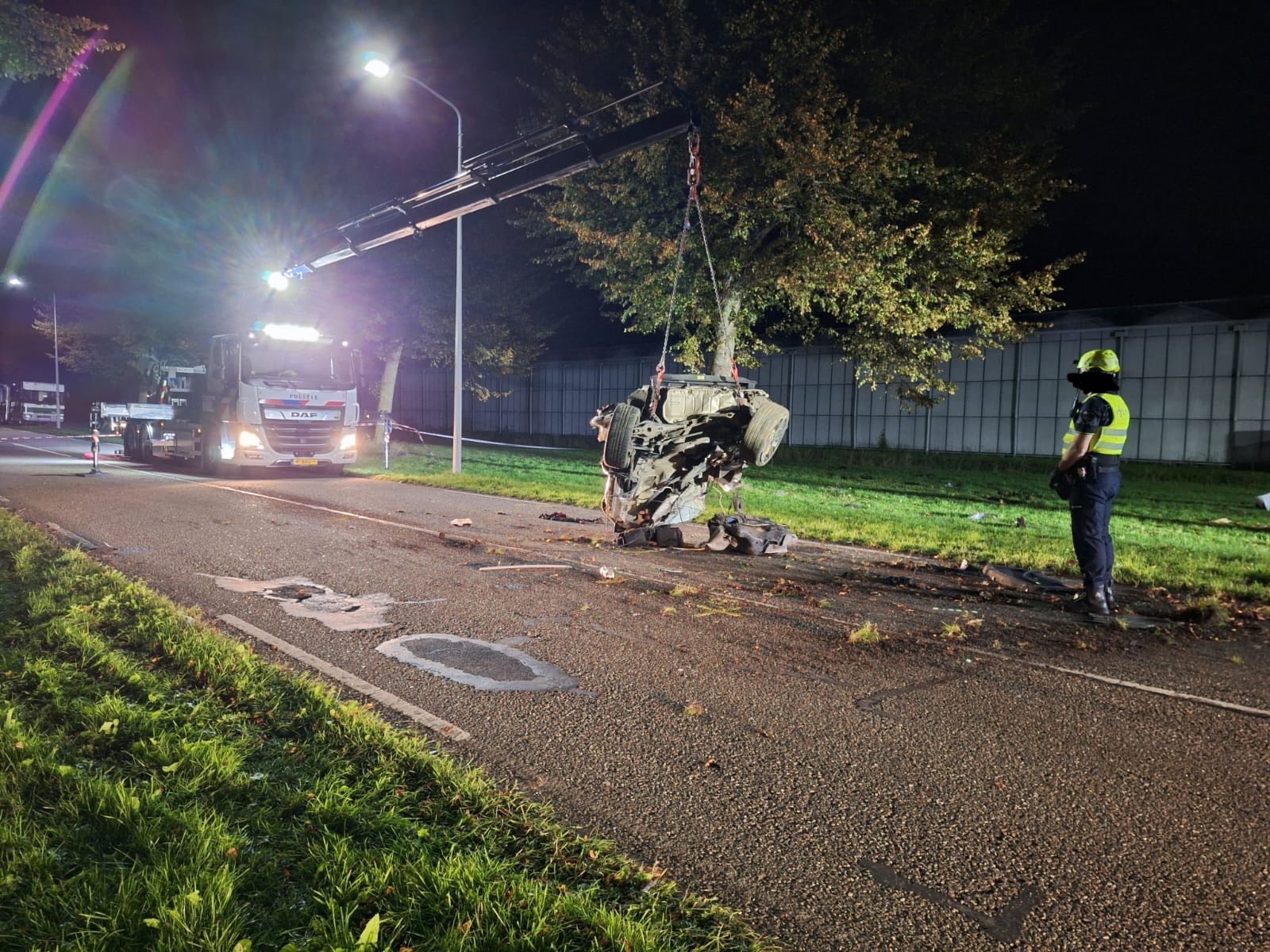 Auto in tweeën na crash tegen boom