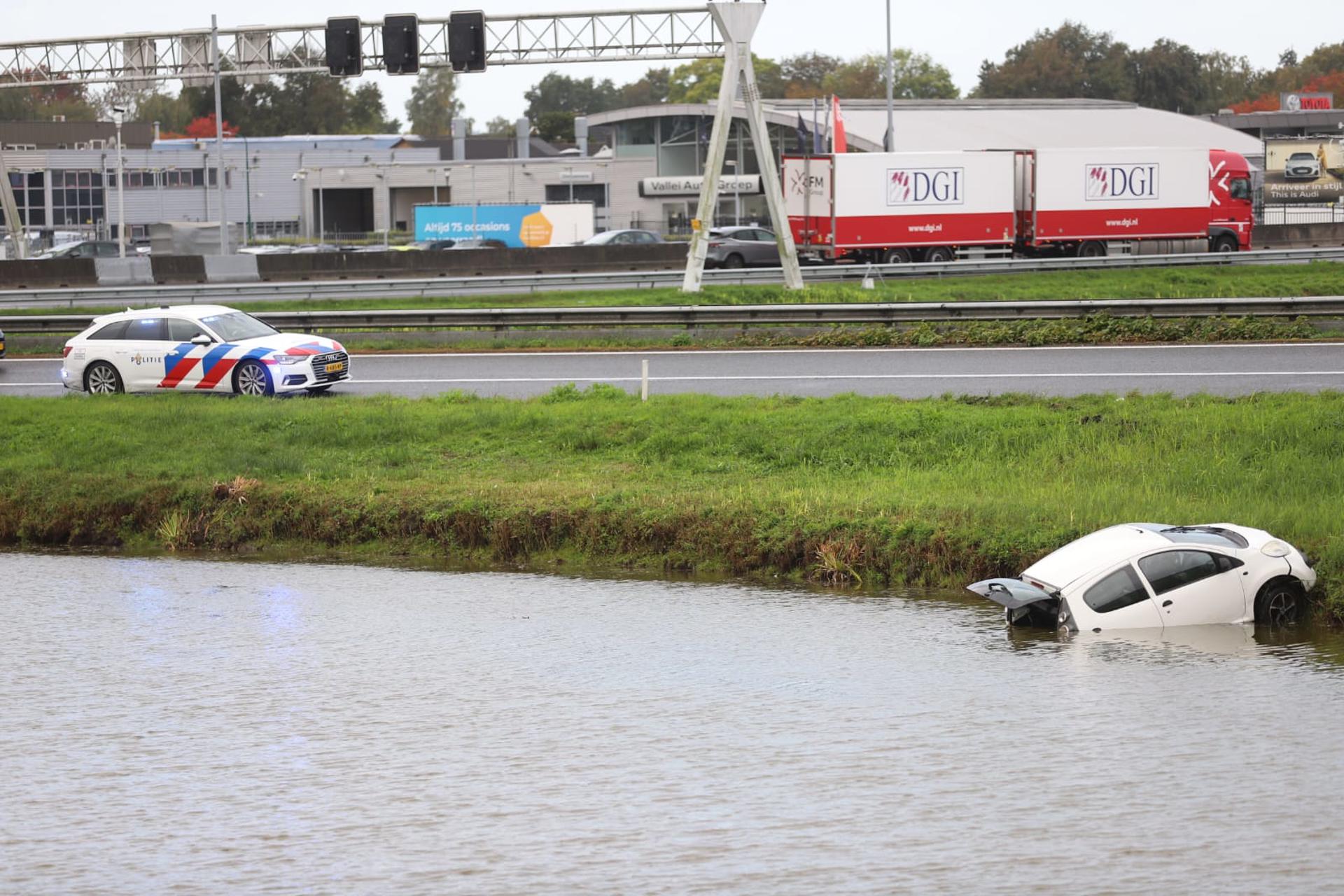 Auto raakt te water na verlies controle over stuur op snelweg