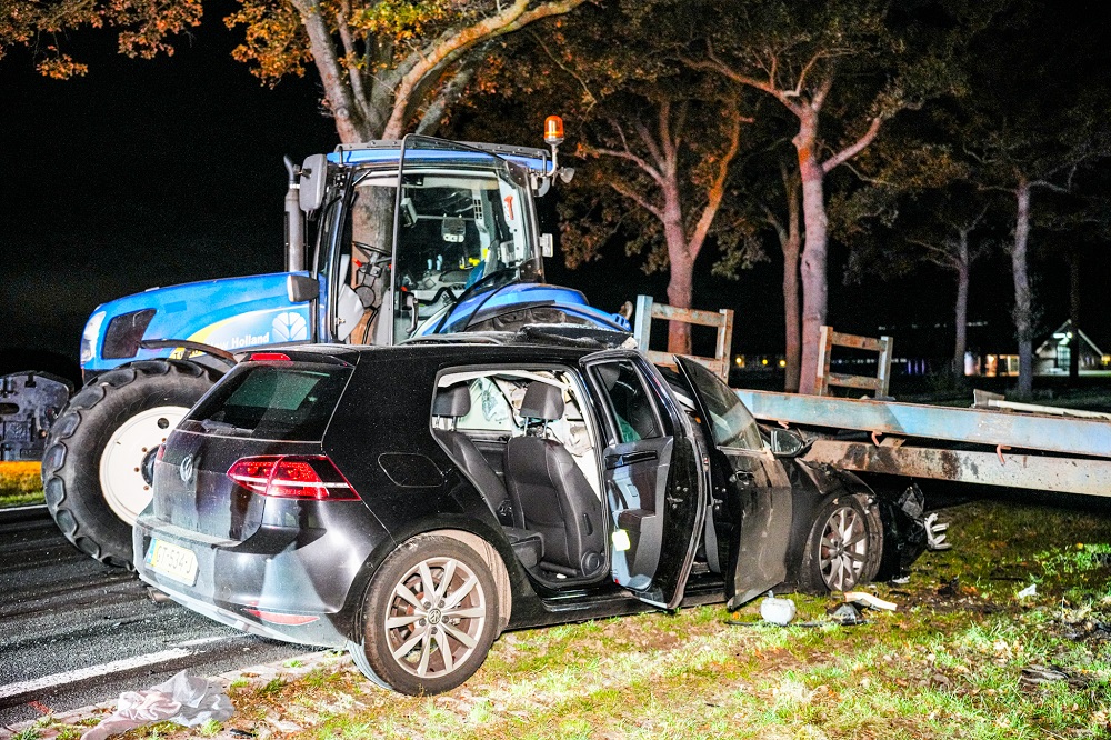 Ravage na botsing tussen auto en tractor