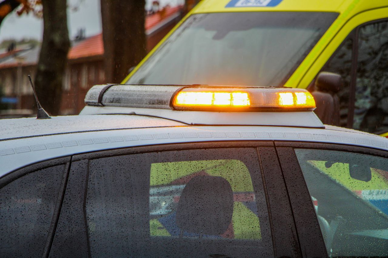 Automobilist gewond na botsing met vrachtwagen; bestuurder vrachtwagen aangehouden