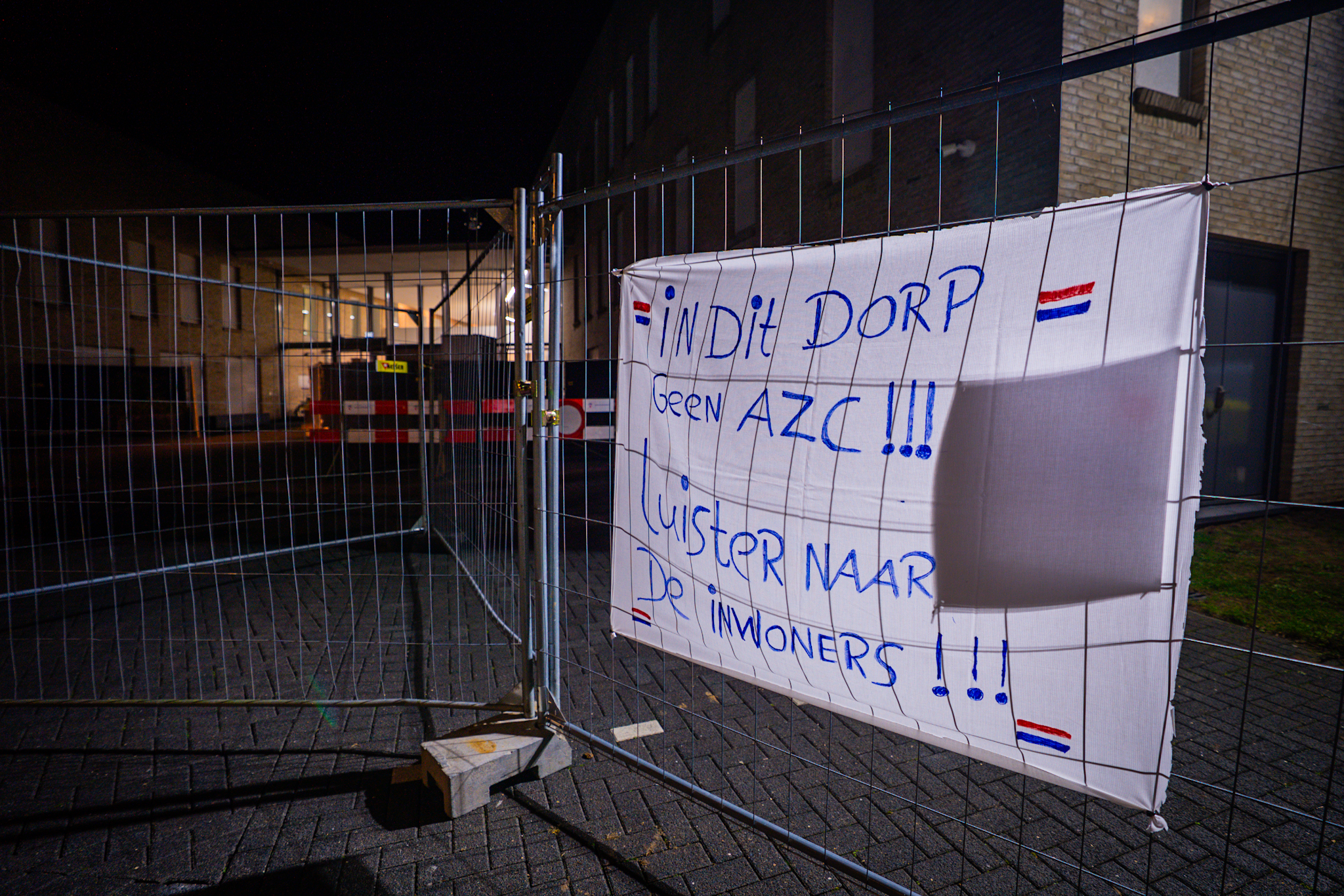 Gemeentehuis veiligheidsrisicogebied bij raadsvergadering over opvang minderjarige vluchtelingen