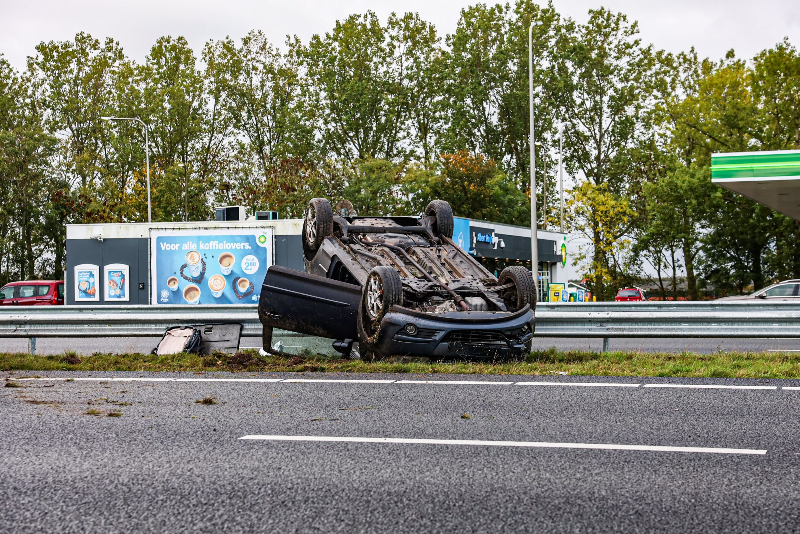 Auto belandt op de kop op snelweg