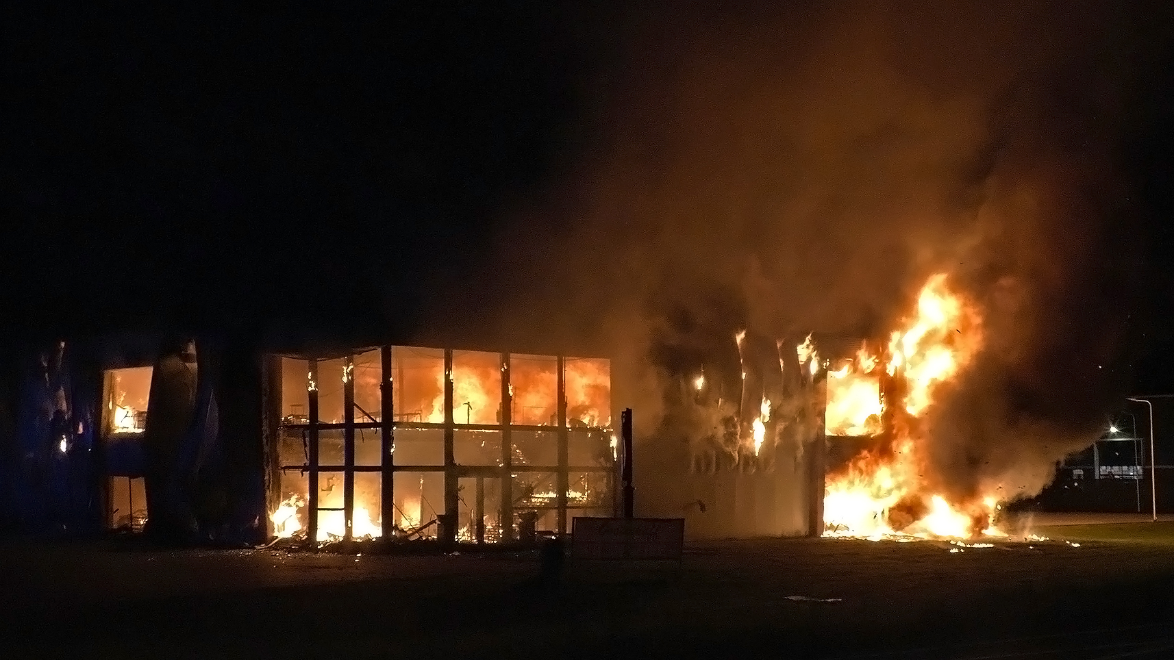 Grote industriebrand verwoest interieurwinkel