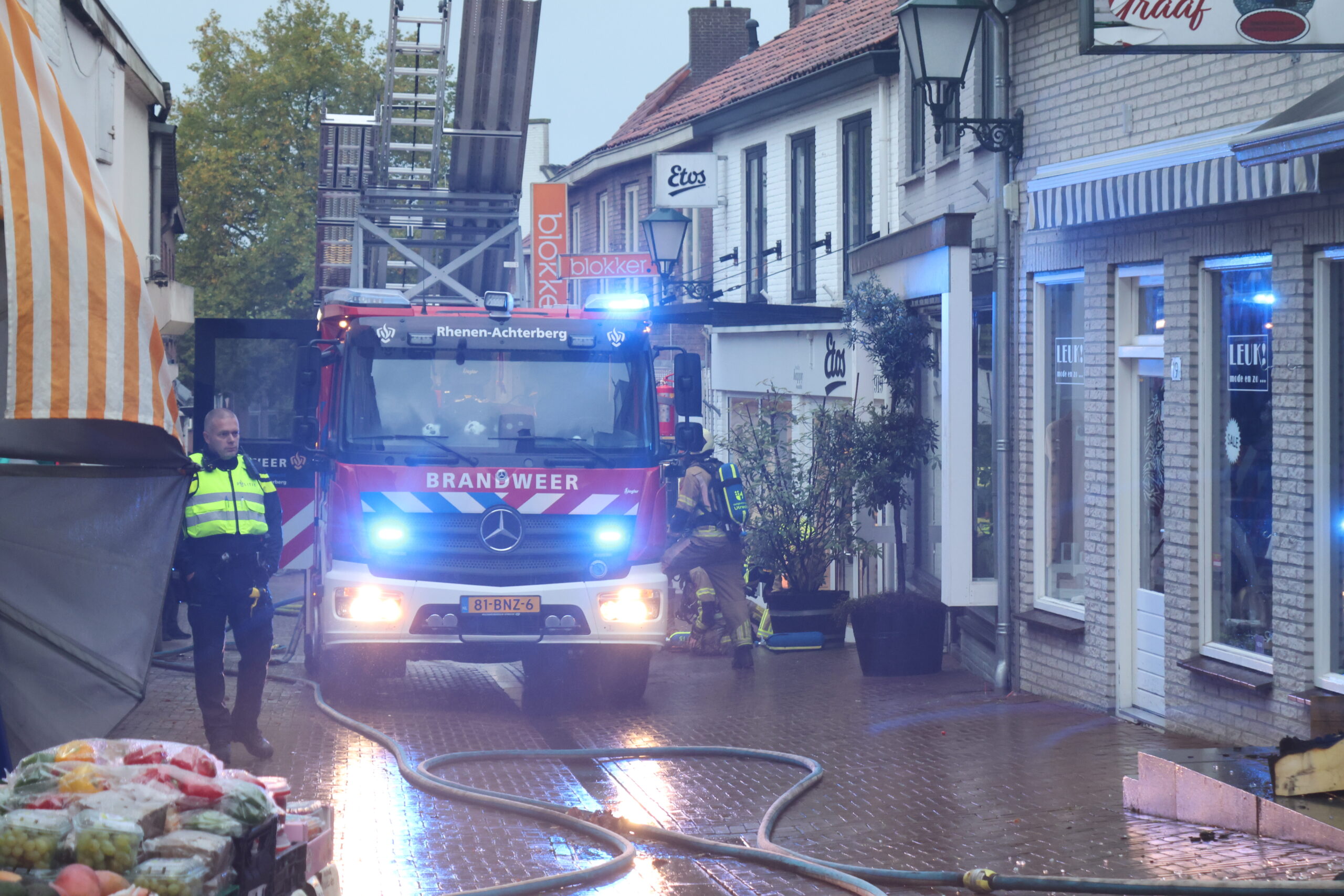 Brand verwoest viswinkel, straat afgesloten voor onderzoek