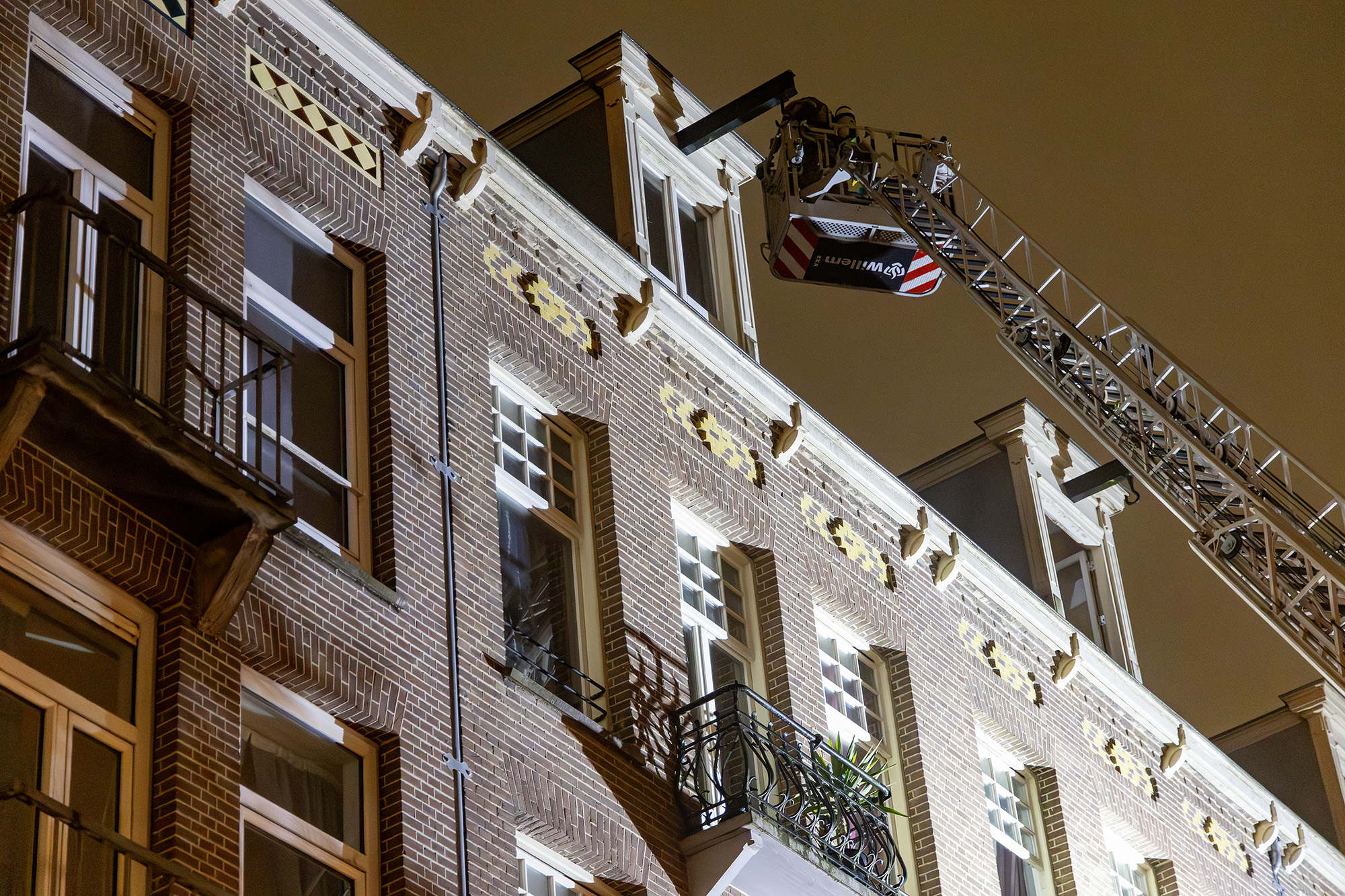 Grote brand Vrolikstraat Amsterdam brandweer haalt bewoners uit woning - 112 Nederland