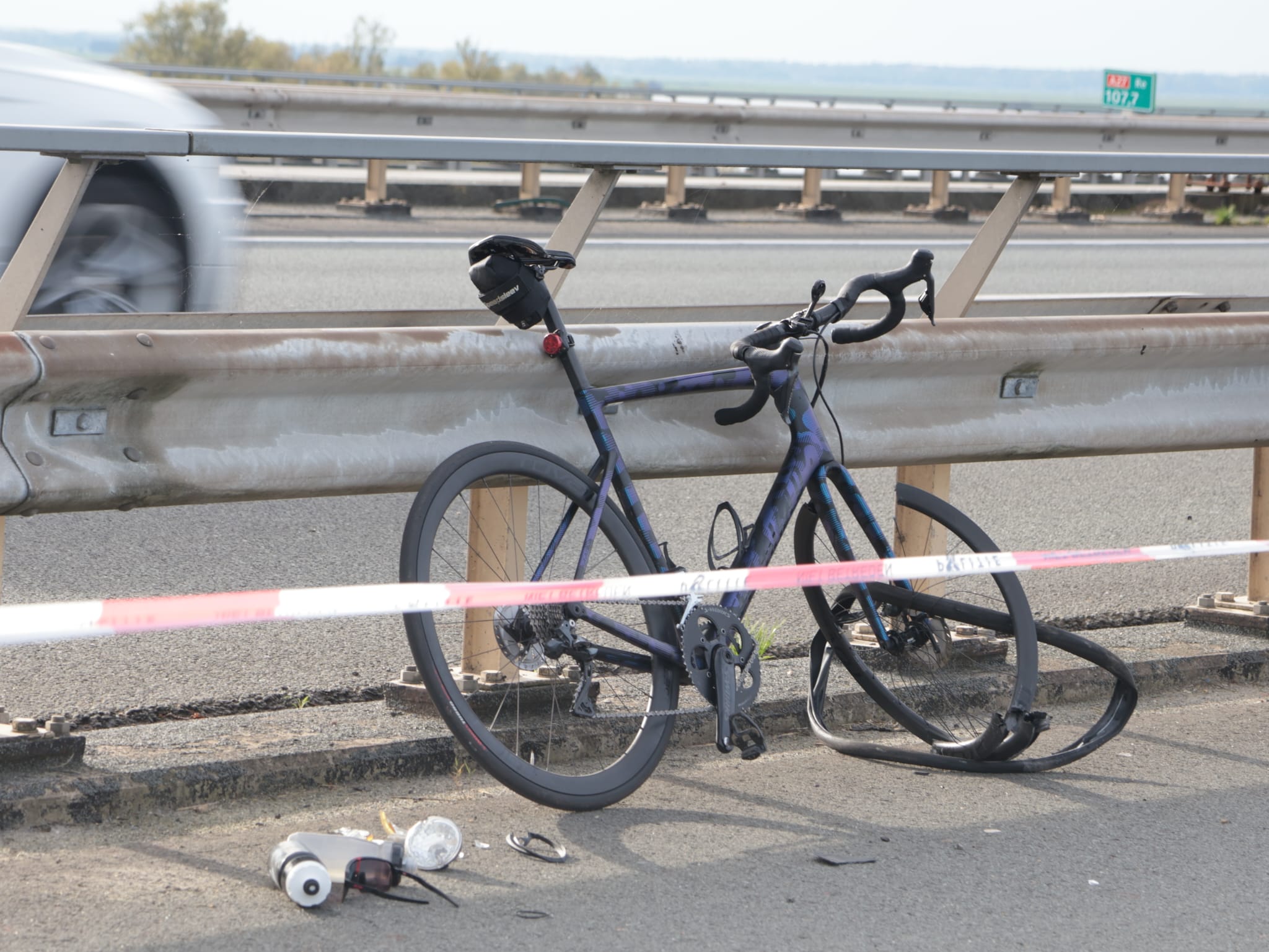 Wielrenner zwaargewond na botsing met brommobiel