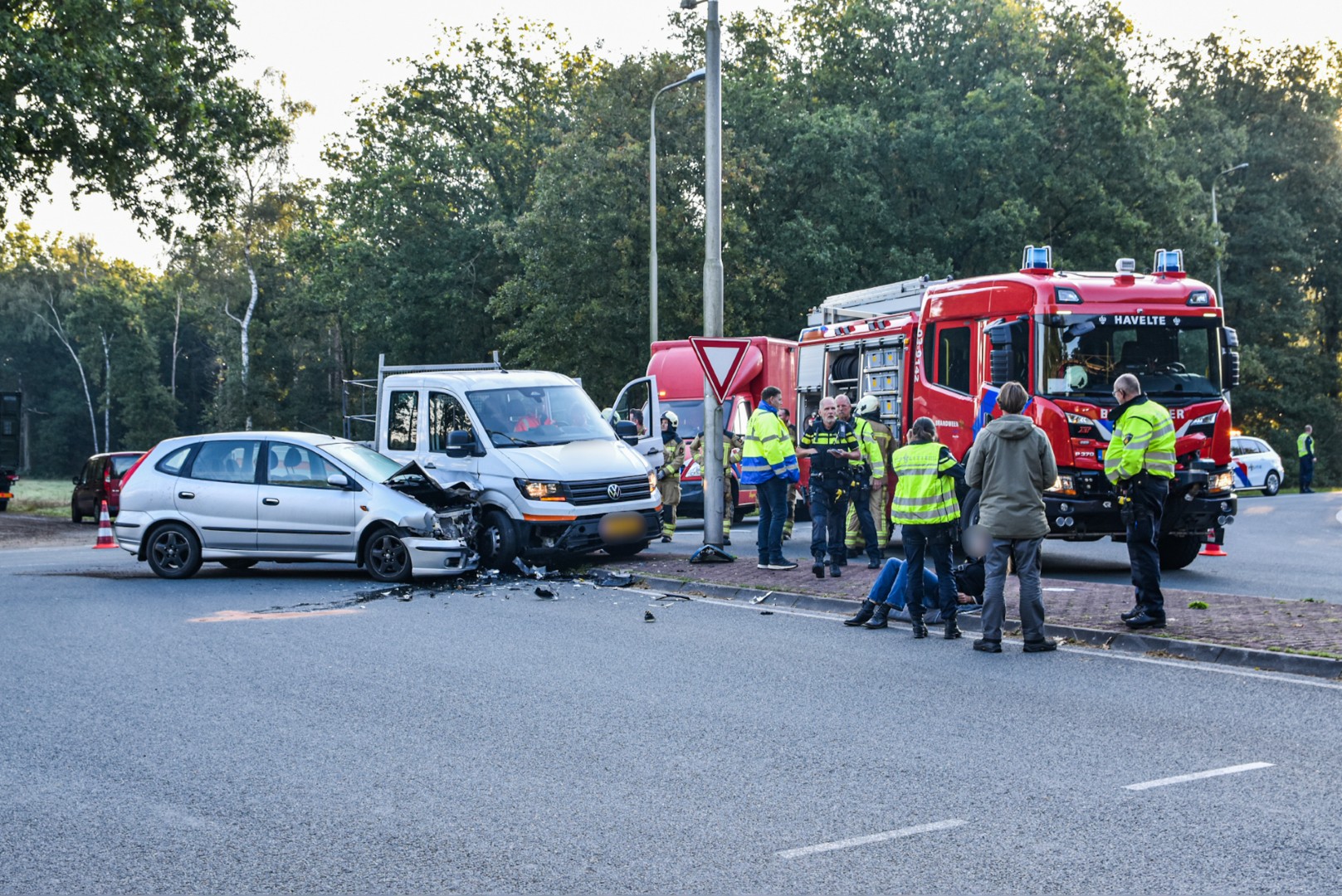 Automobilist raakt bekneld en gewond na ongeval op kruising