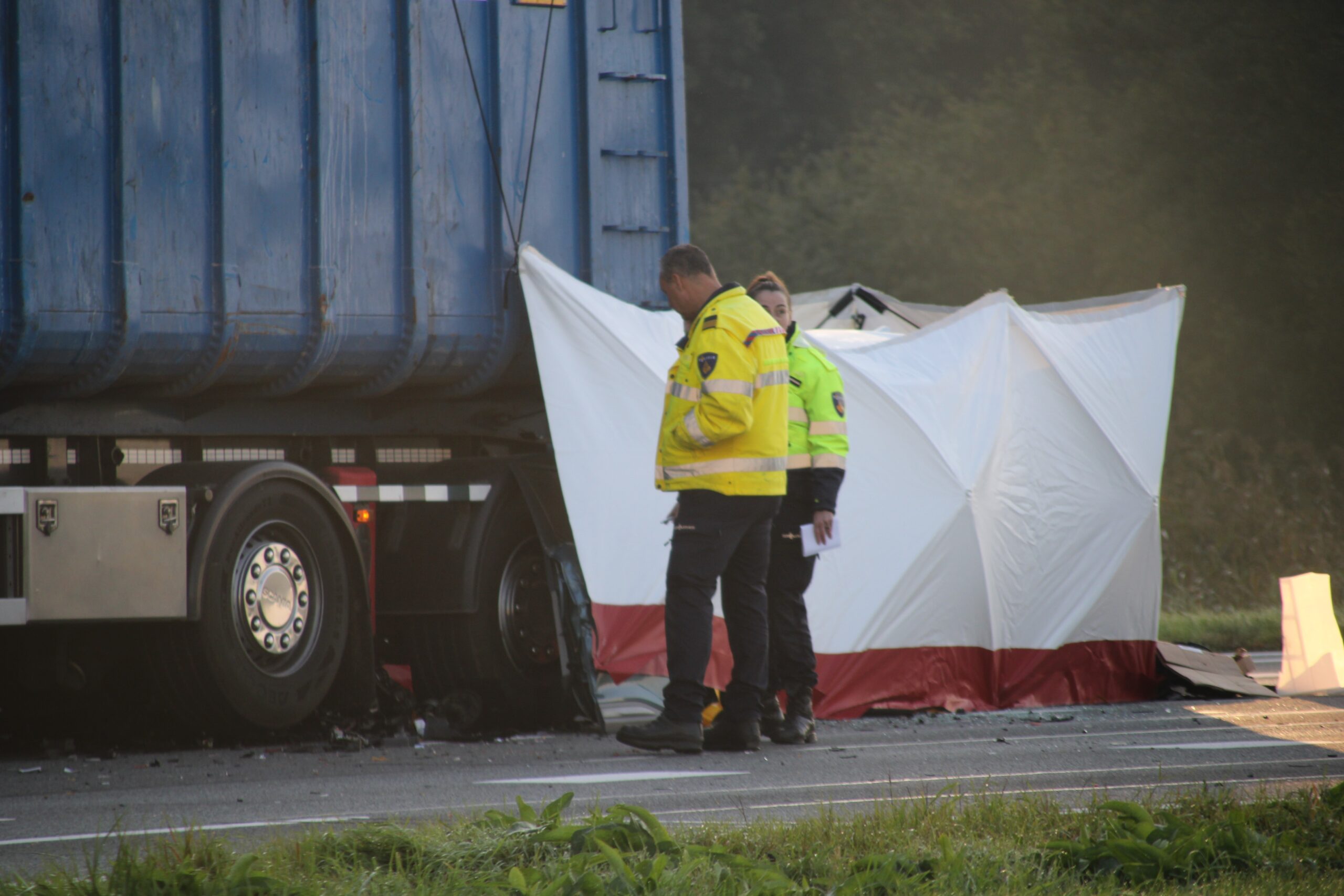 Automobilist overlijdt na botsing achterop vrachtwagen