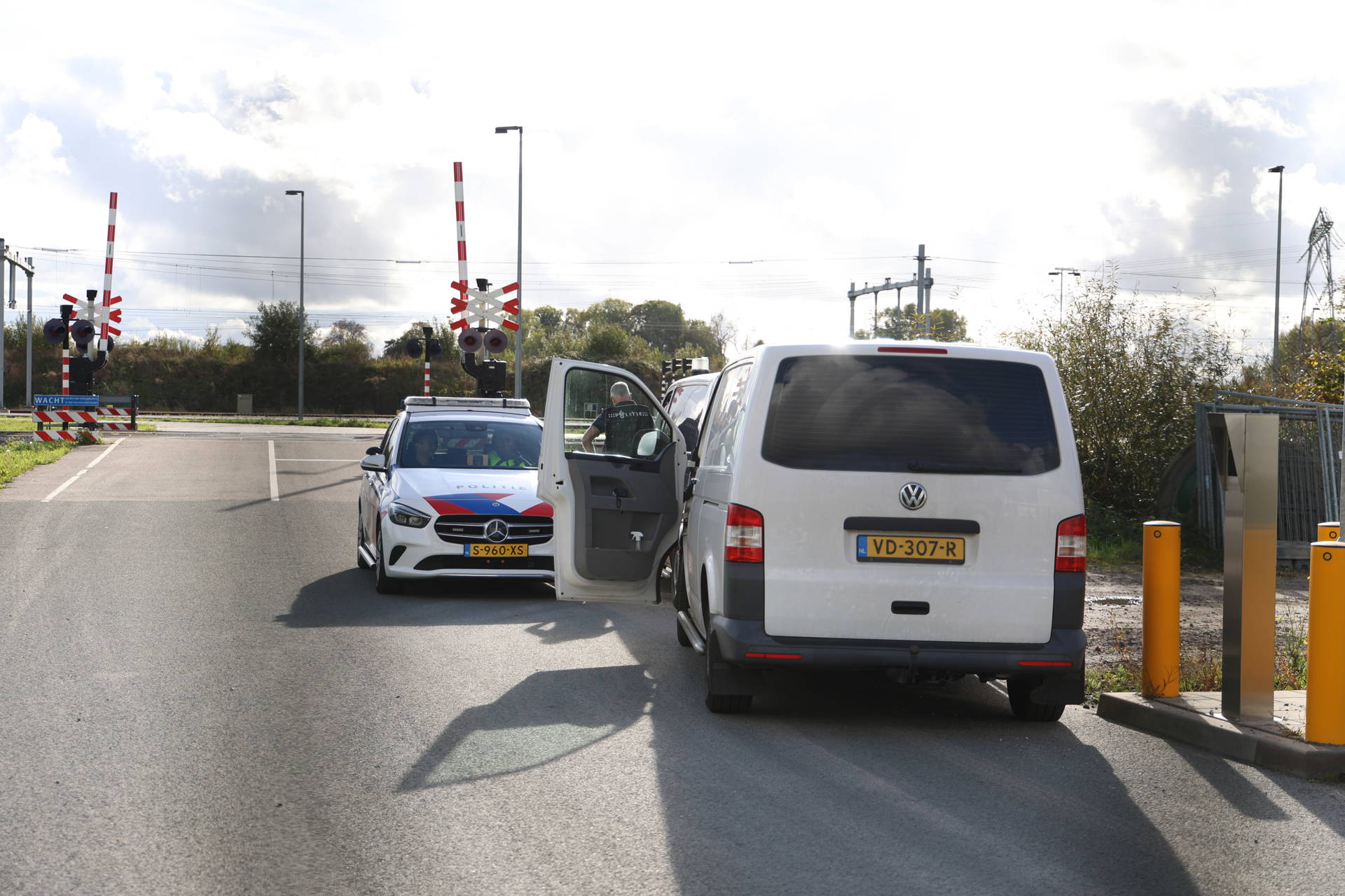 Politie onderzoekt verdacht pakketje op opstelterrein