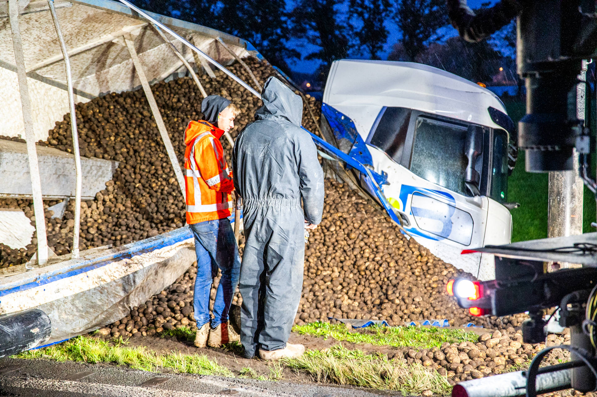 UPDATE: Berging gestart na gekantelde aardappelvrachtwagen op N381