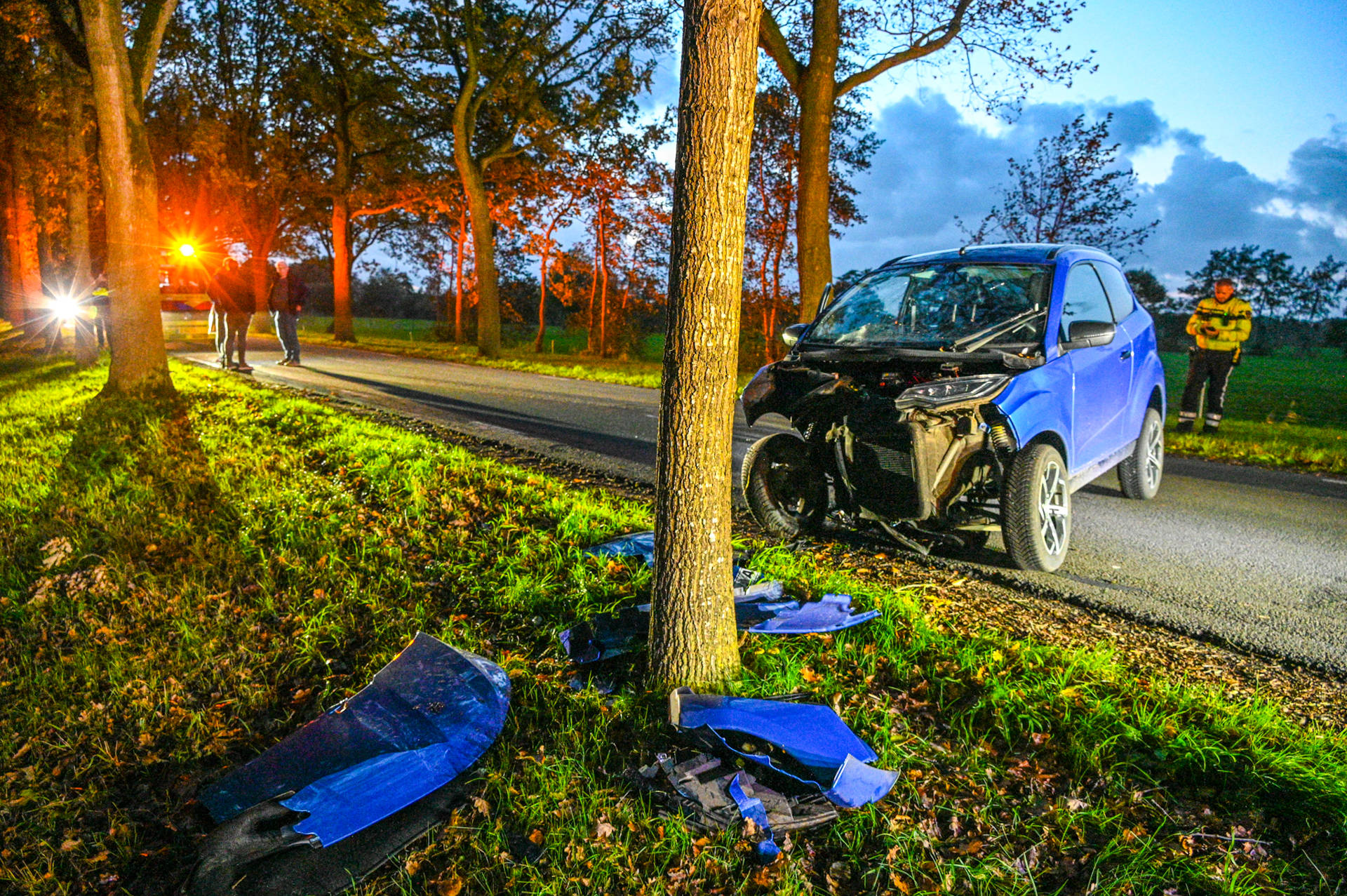 Brommobiel botst frontaal op boom