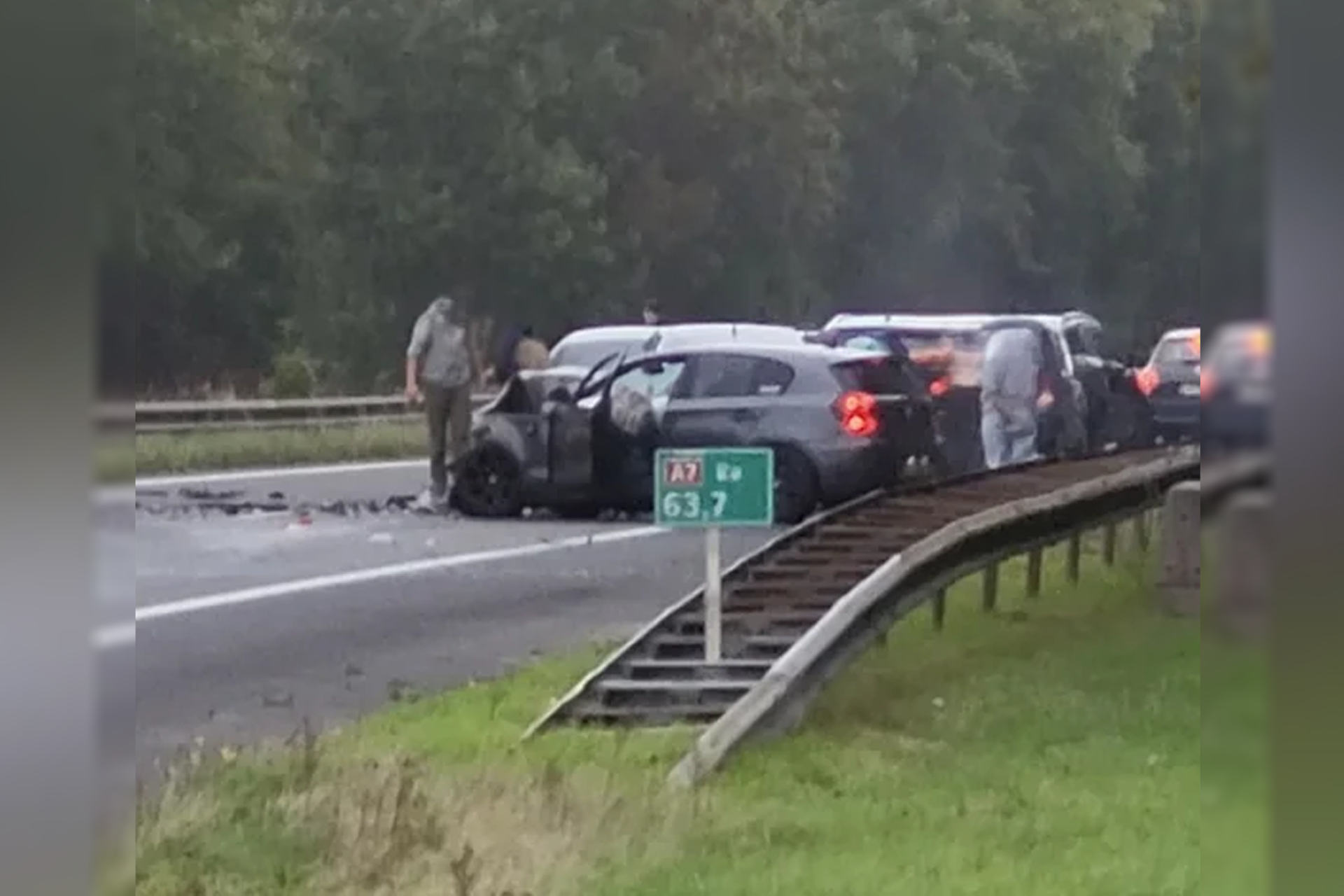 Ravage op snelweg; Auto slingerend en botst met hoge snelheid op ander voertuig
