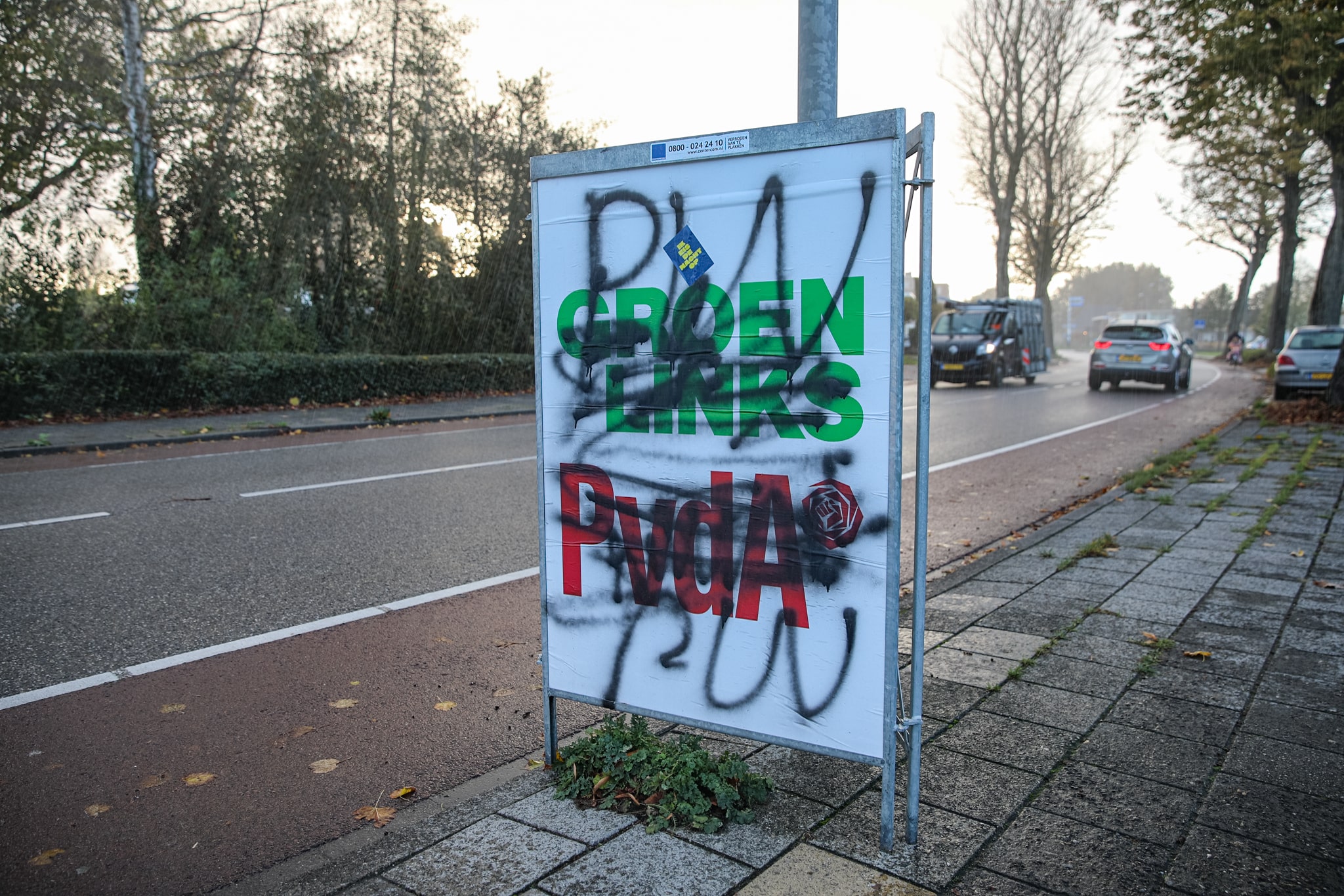 Verkiezingsborden beklad met hakenkruizen en leuzen