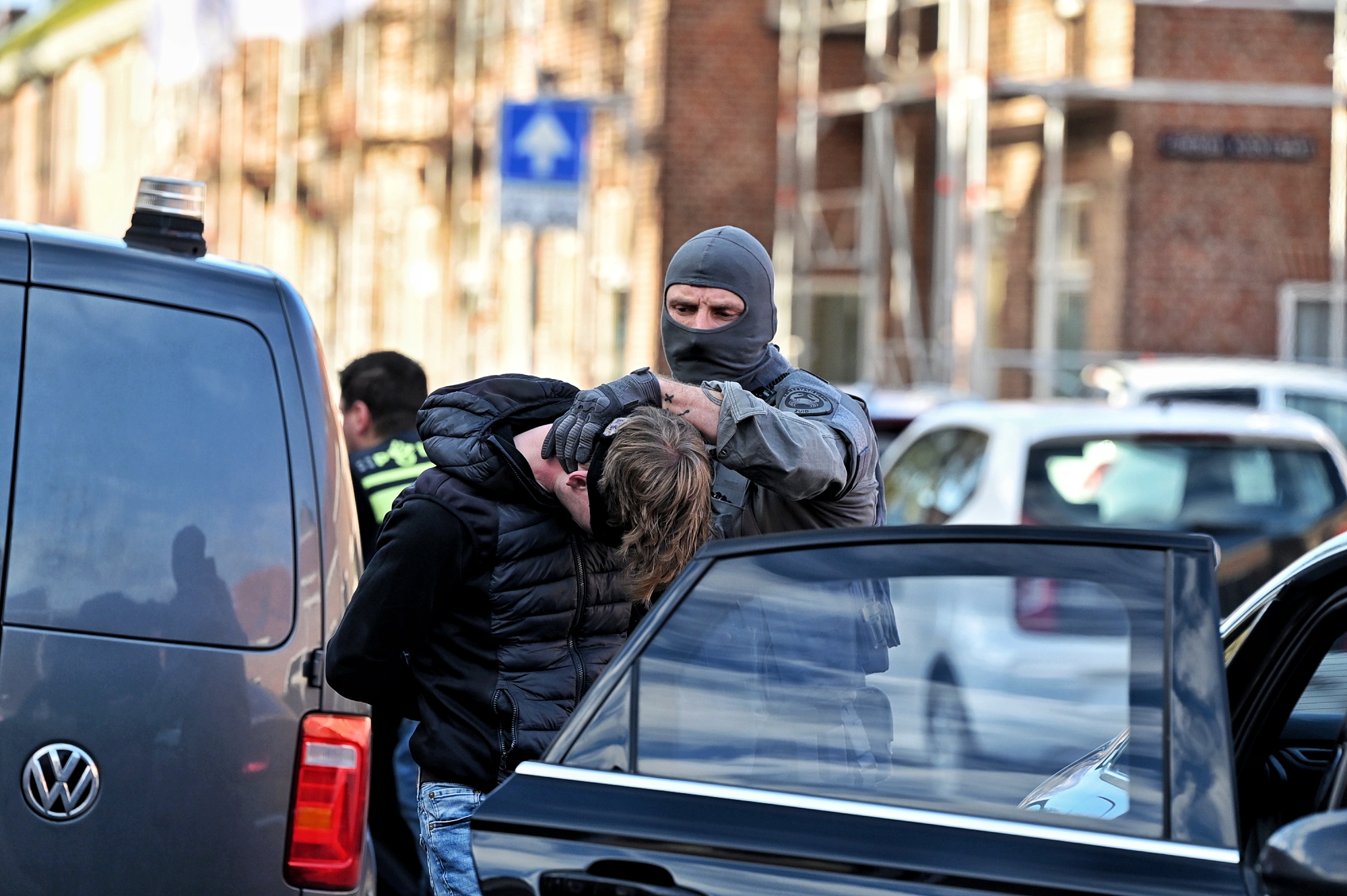 Arrestatieteam houdt jongeman aan in woning tijdens lopend onderzoek