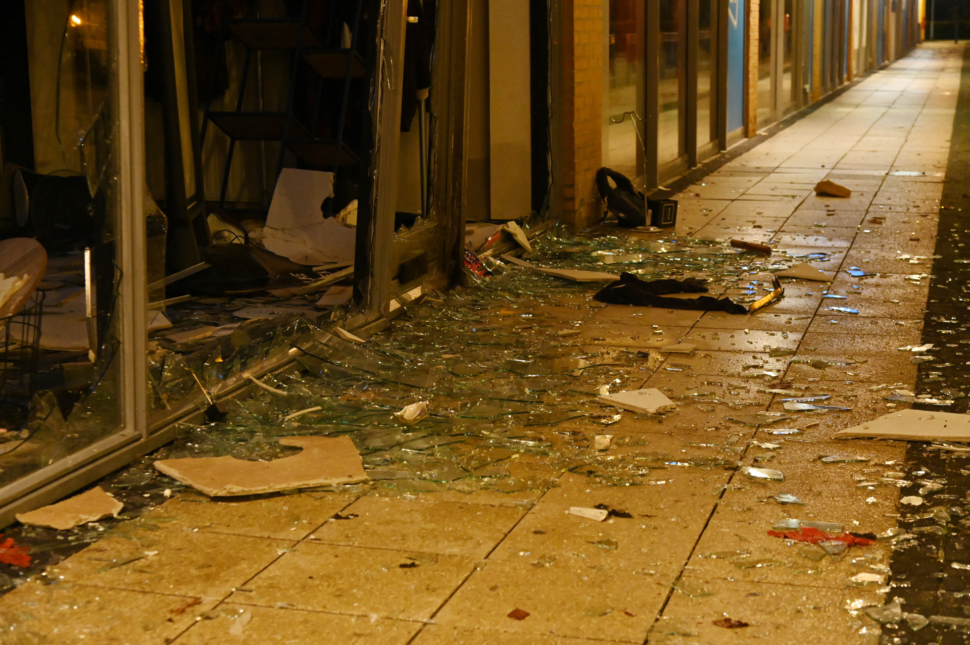 VIDEO: Gevel van winkel aan diggelen door explosies, vier huizen ontruimd