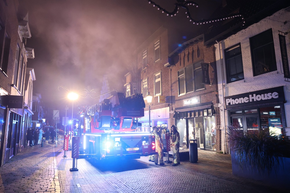 Grote brand verwoest woning boven kledingzaak