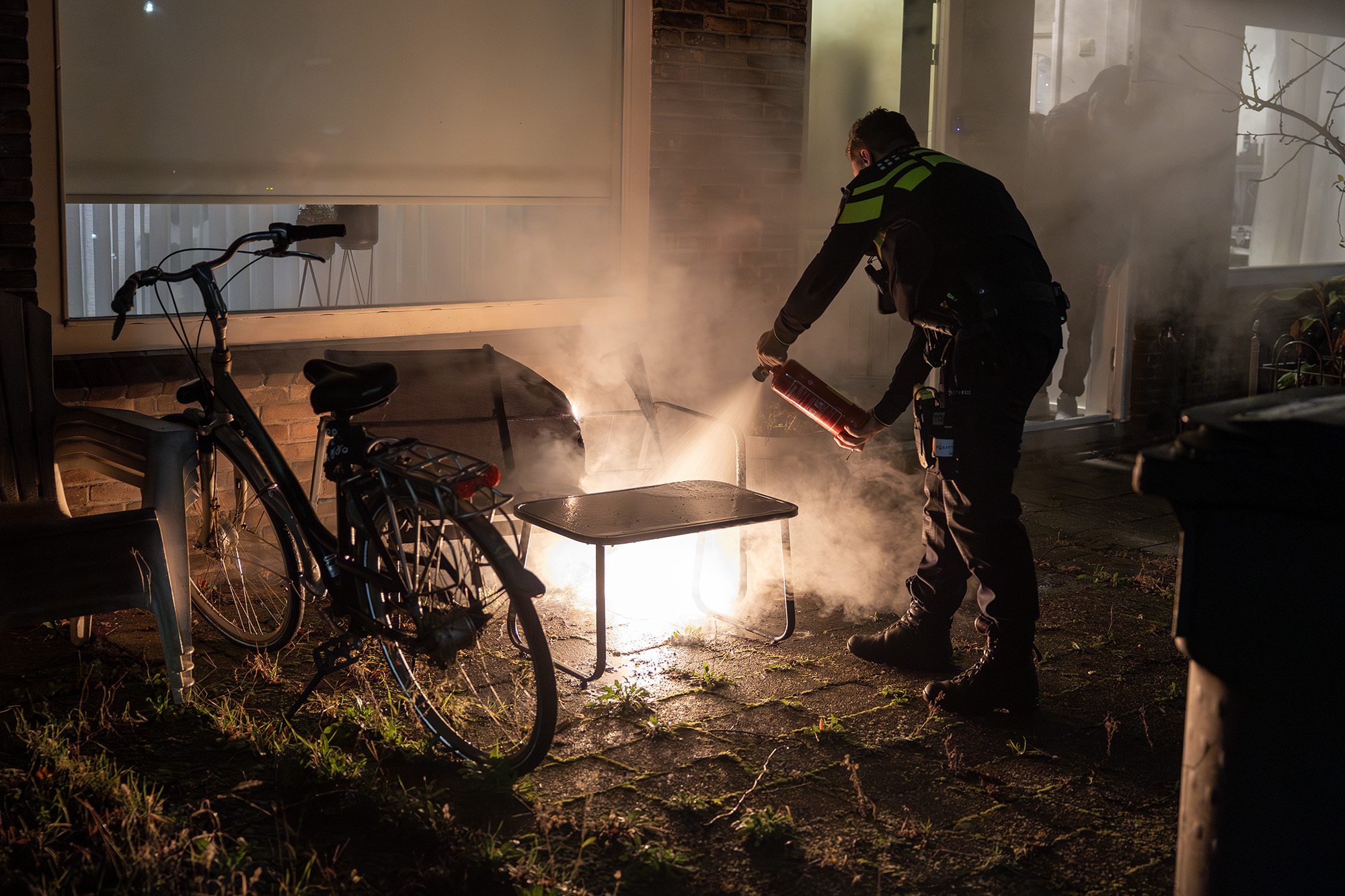 Explosie zorgt voor brand bij woning