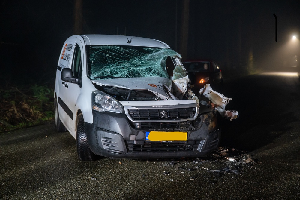 Automobilist gewond na botsing tegen shovel