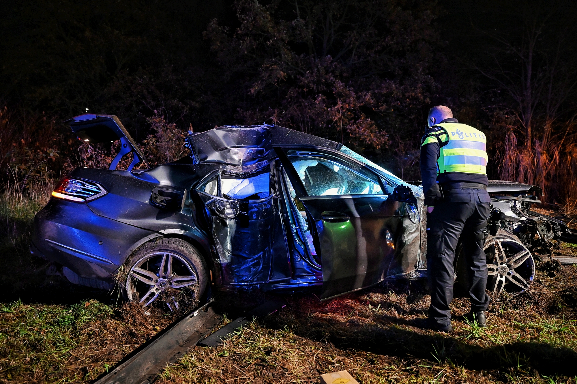 Auto schiet over rotonde en ramt paal, twee zwaargewonden