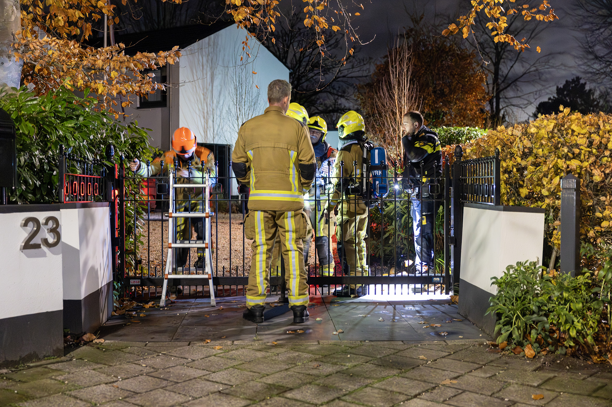 Man ademt rook in tijdens woningbrand