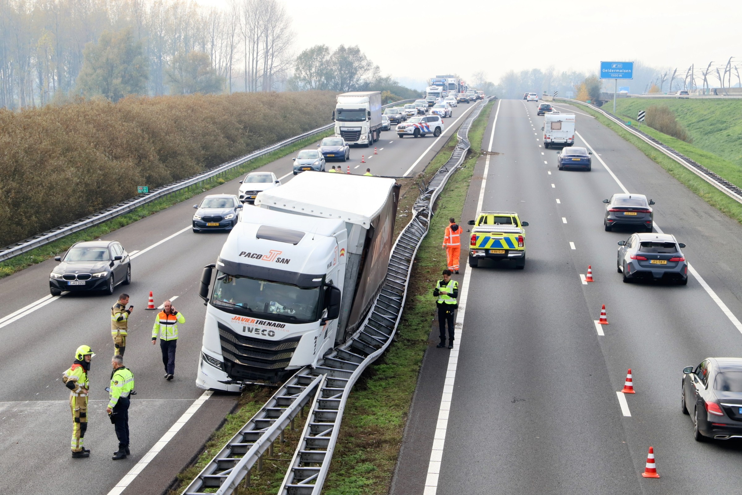 Vrachtwagenchauffeur ramt vangrail op snelweg: nog uren vertraging