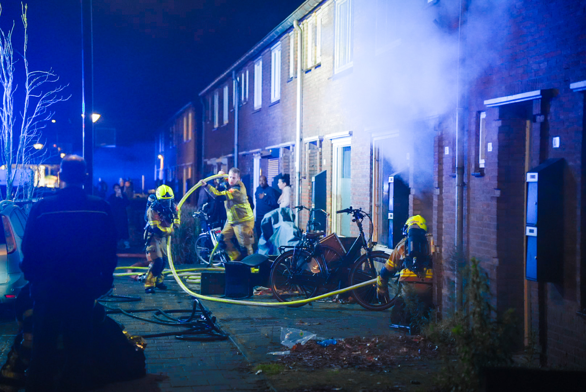 Bewoner gewond bij woningbrand, omliggende woningen ontruimd