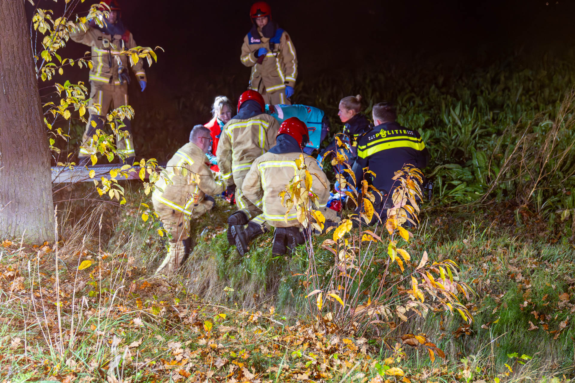 Fietser valt in sloot en raakt ernstig gewond