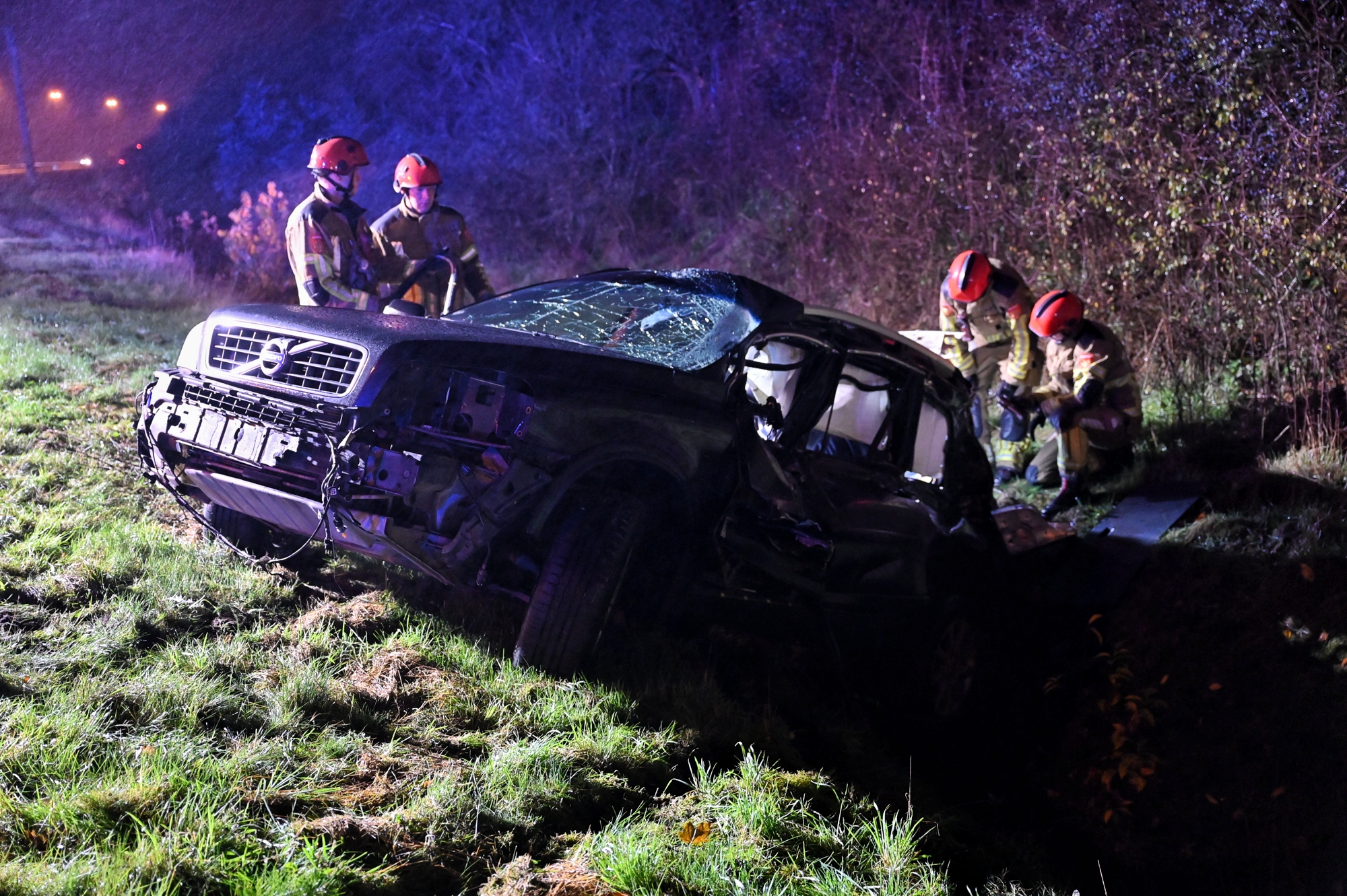 Bestuurder mogelijk onder invloed na crash tegen vrachtwagen op snelweg