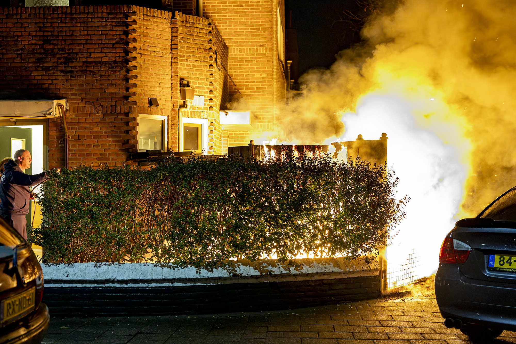 Bewoner komt in actie als voortuin in brand staat
