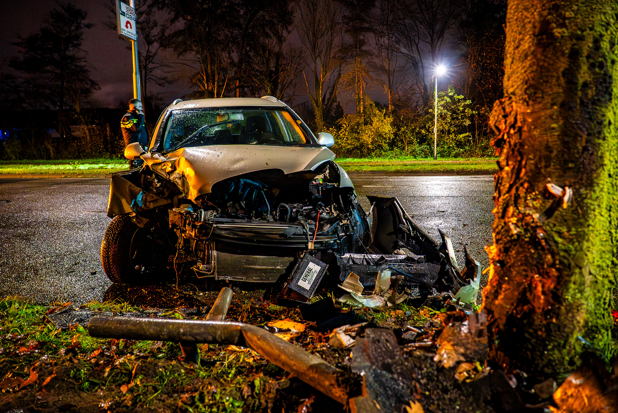 Auto zwaar beschadigd door botsing tegen boom