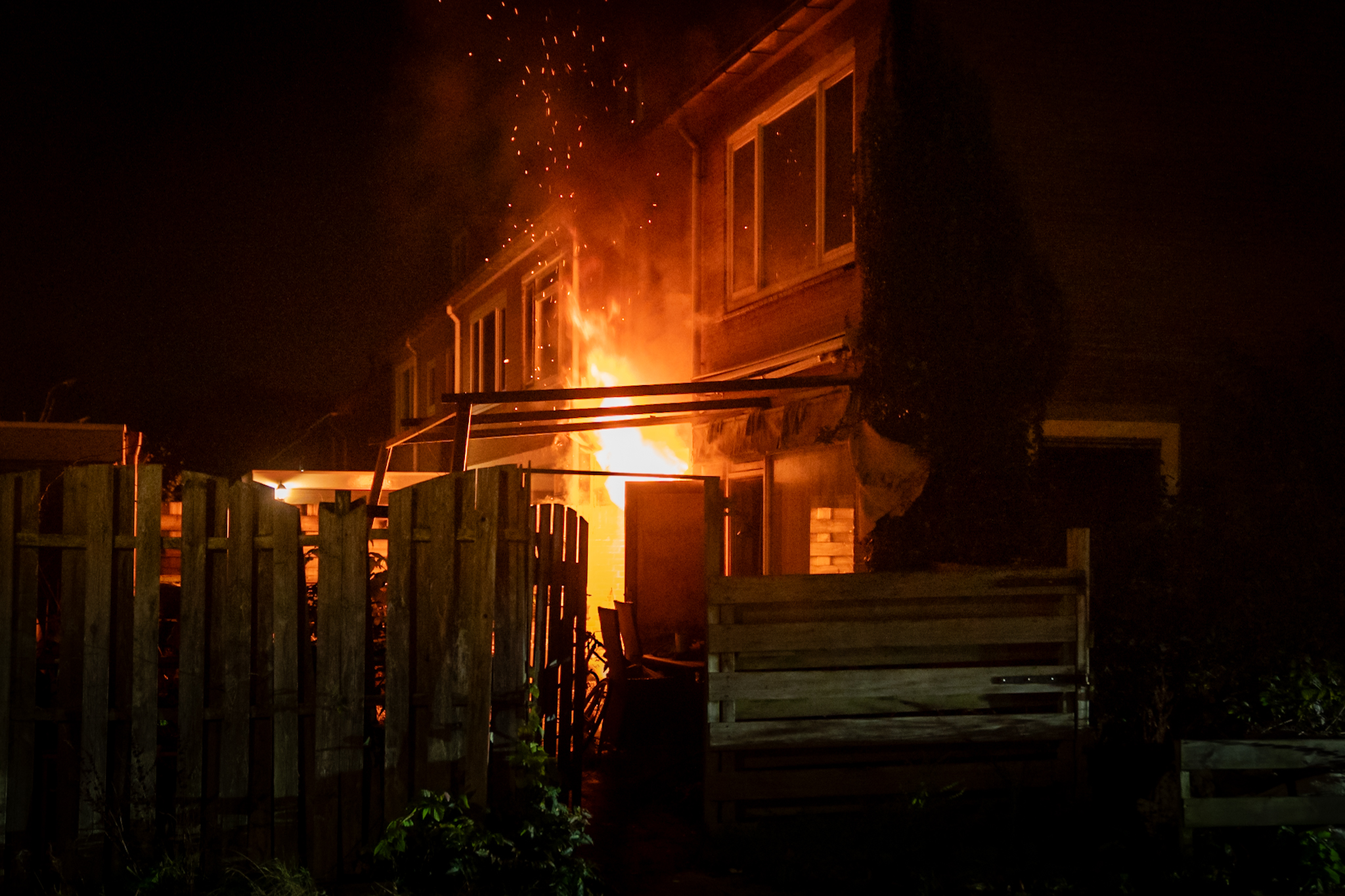 Uitslaande brand zorgt voor veel schade aan woning
