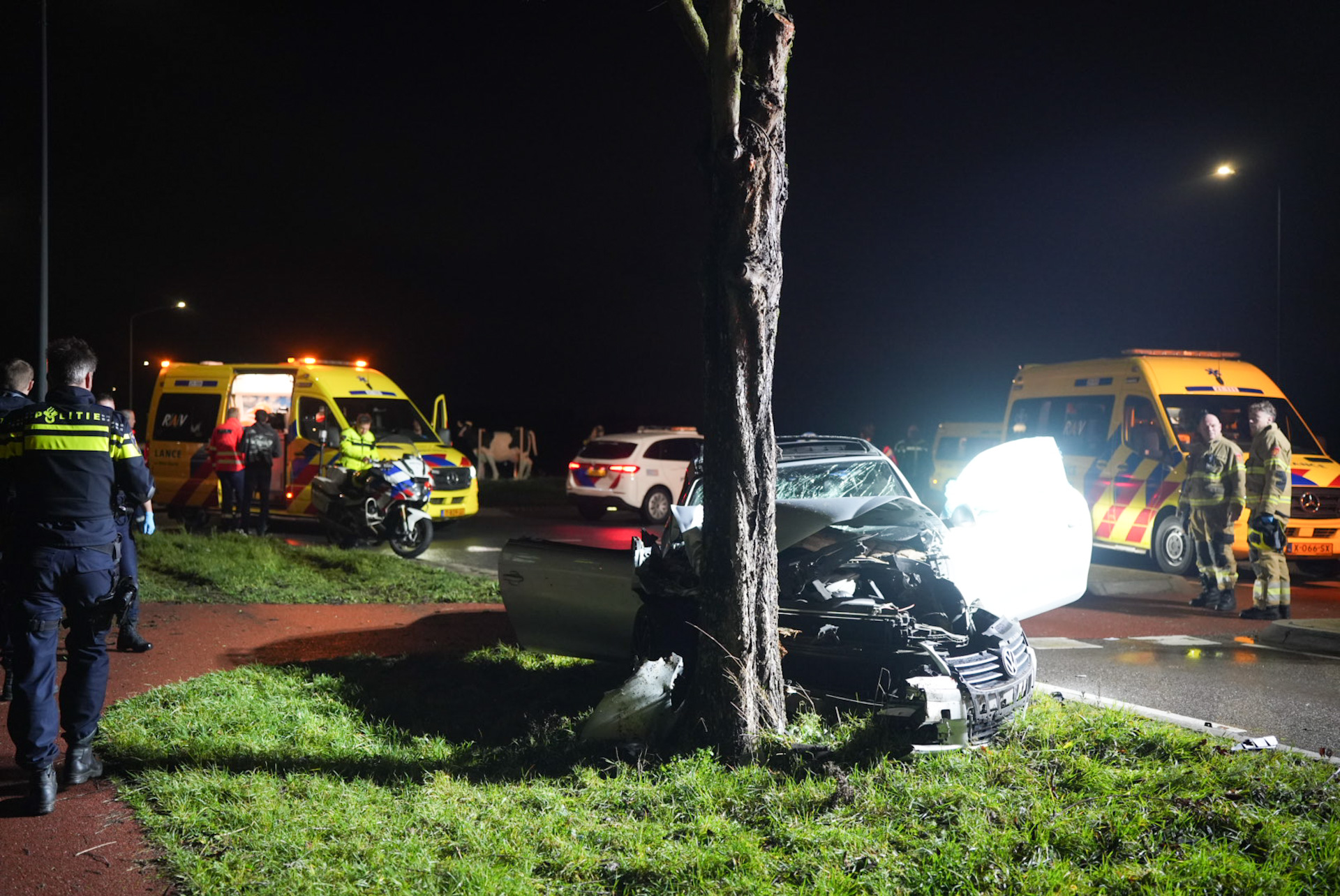 Auto botst tegen boom, twee zwaargewonden