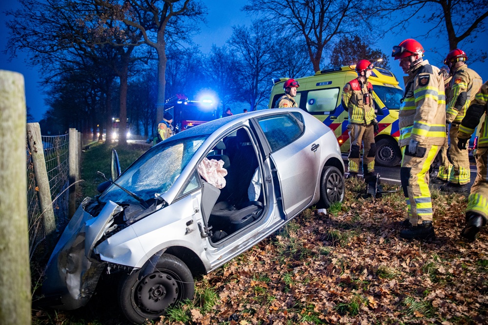 Bestuurder bekneld na botsing tegen boom