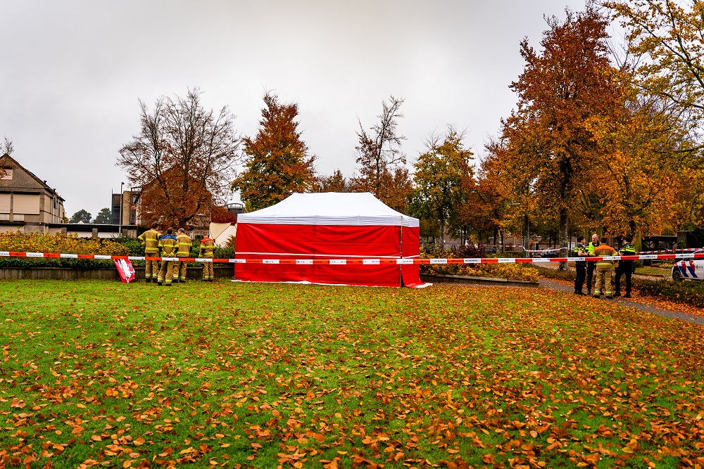 Dode vrouw aangetroffen in park, politie doet onderzoek