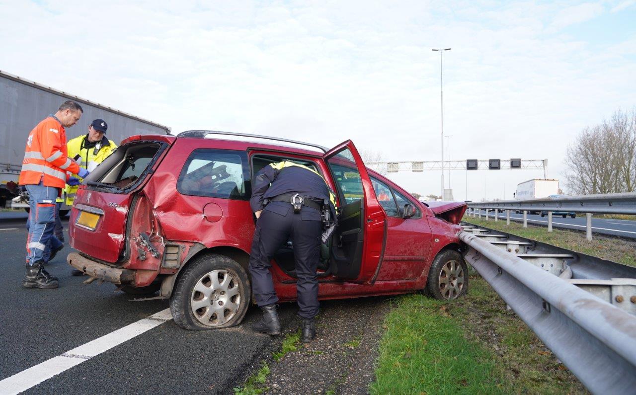 Auto crasht tegen vangrail en komt achterstevoren tot stilstand op snelweg