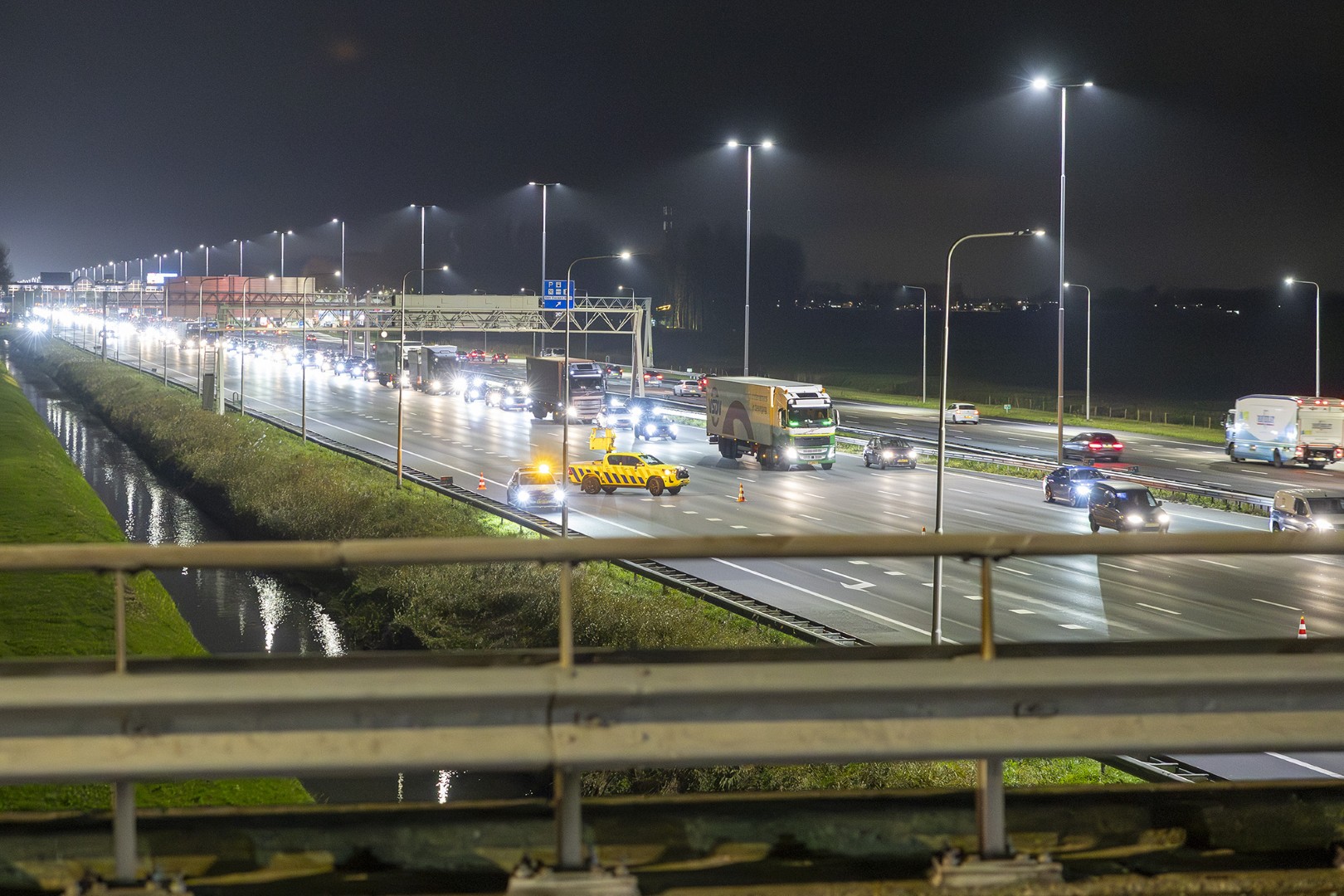 Verward persoon op viaduct van snelweg, overlast voor verkeer