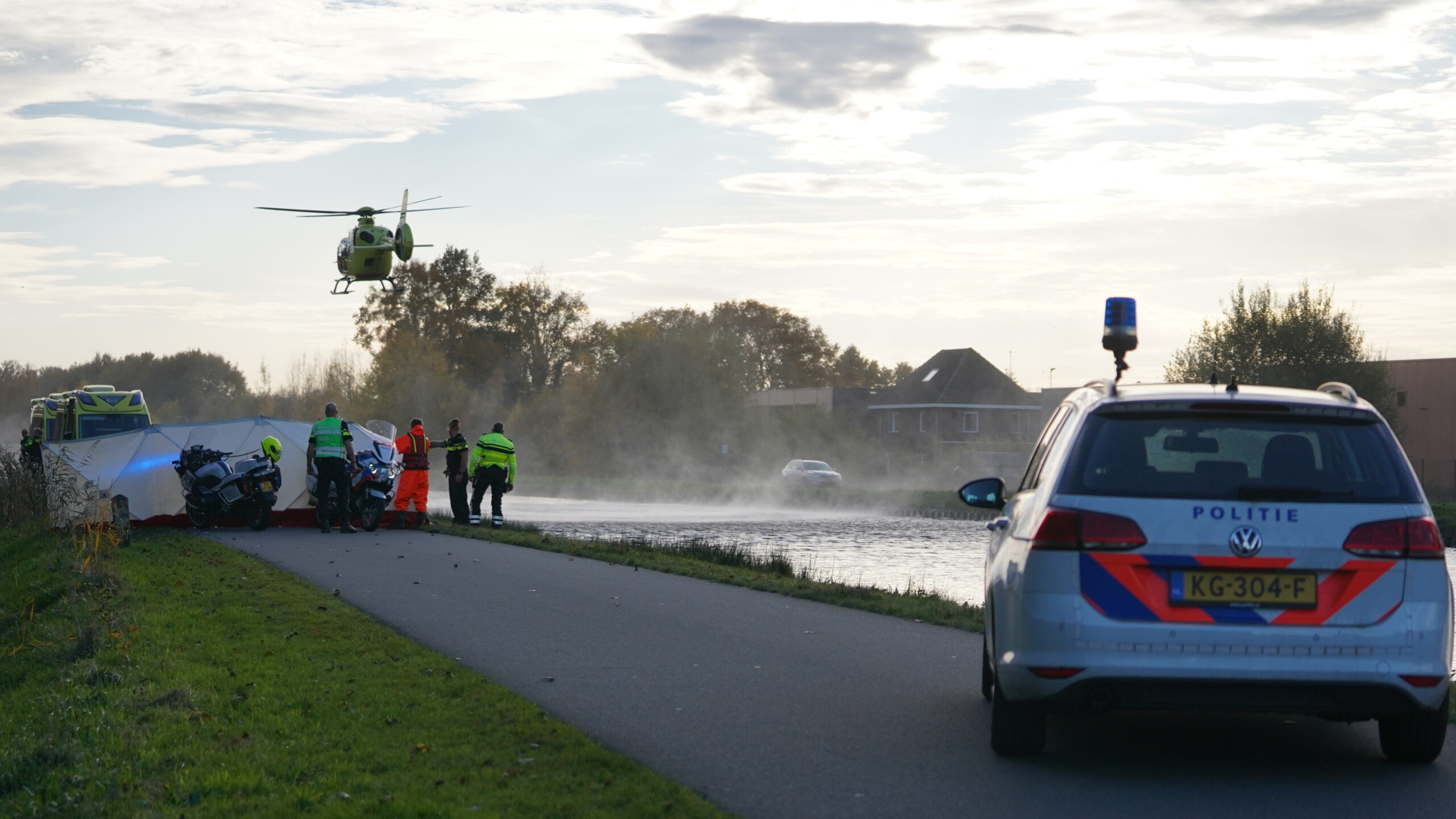 Fietser te water, omstander redt slachtoffer uit het water