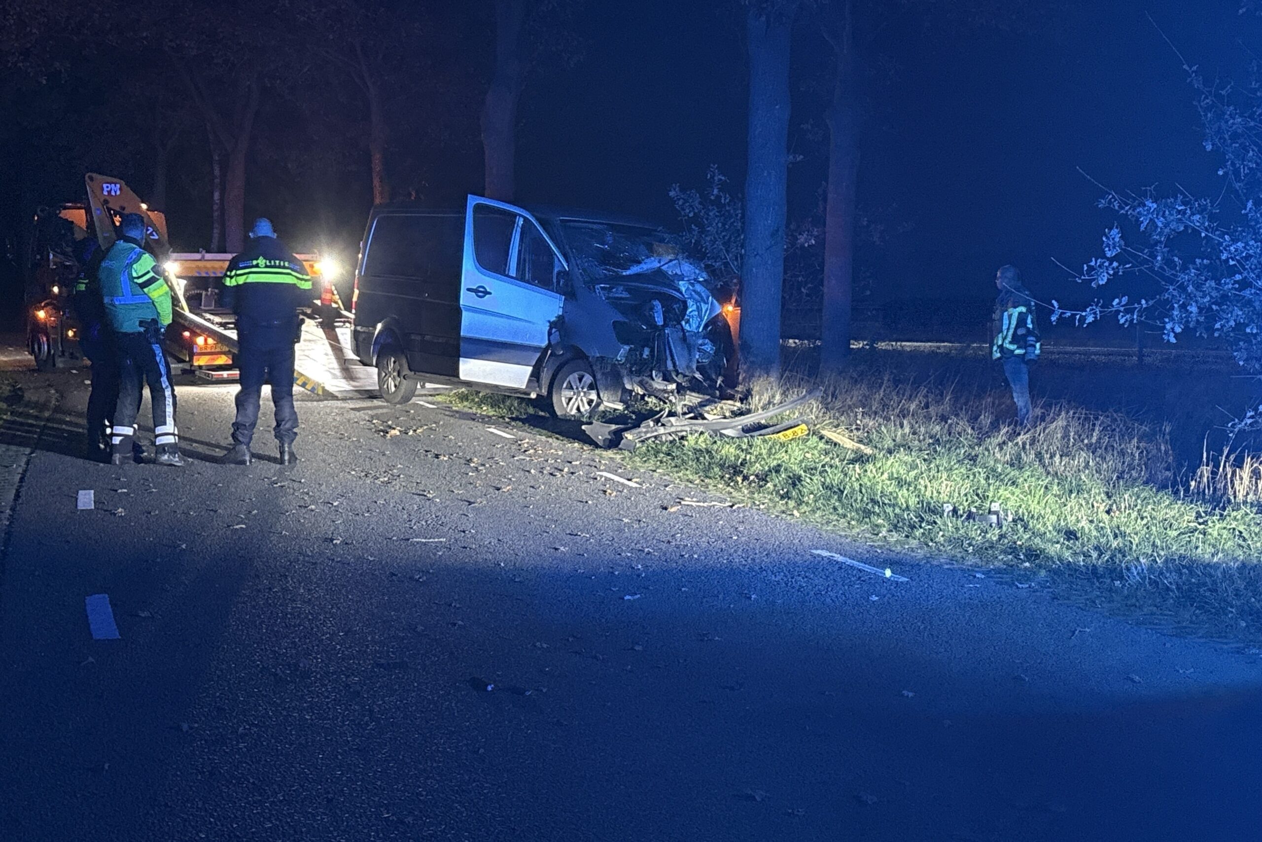 Automobilist zwaargewond na crash tegen boom
