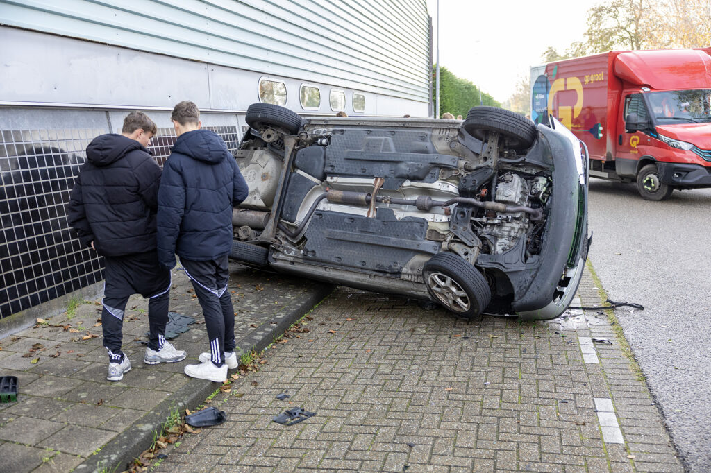 Auto met studenten op zn kant in Haarlem - 112 Nederland