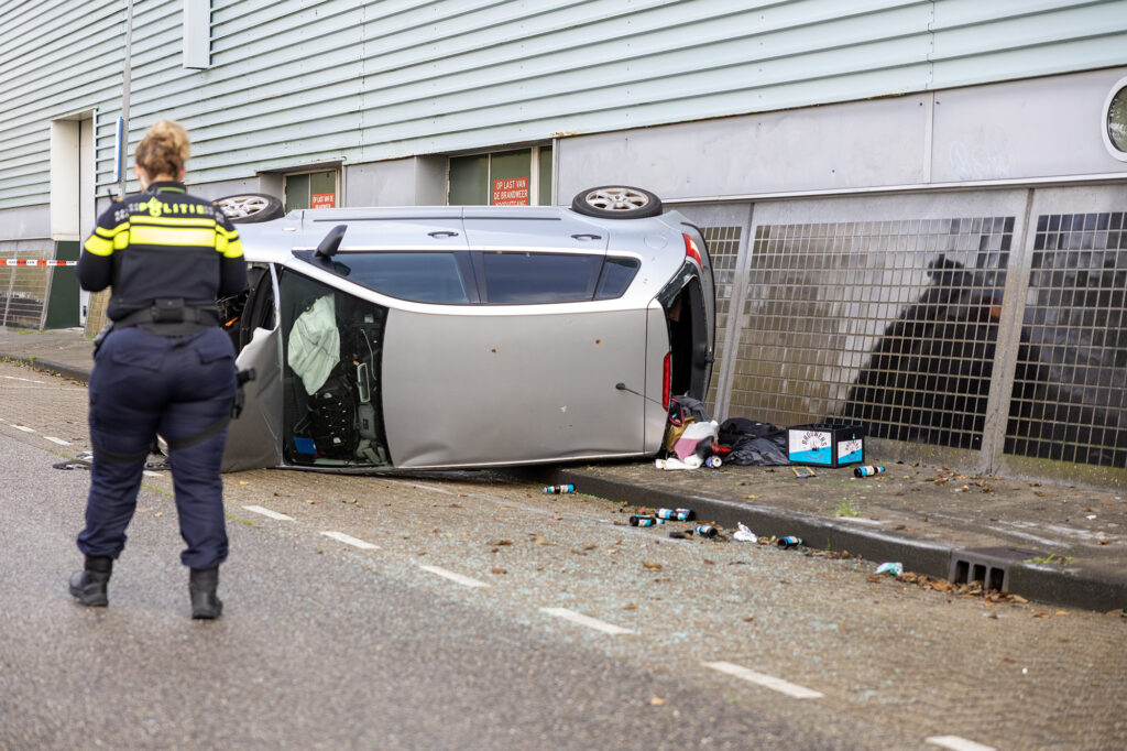 Auto met studenten op zn kant in Haarlem - 112 Nederland