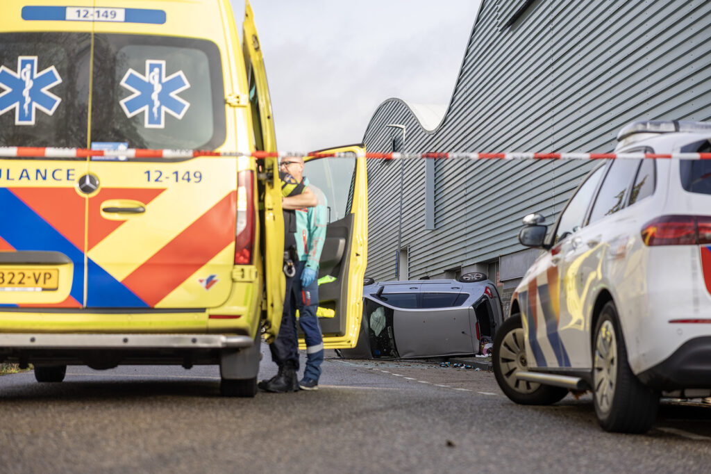 Auto met studenten op zn kant in Haarlem - 112 Nederland